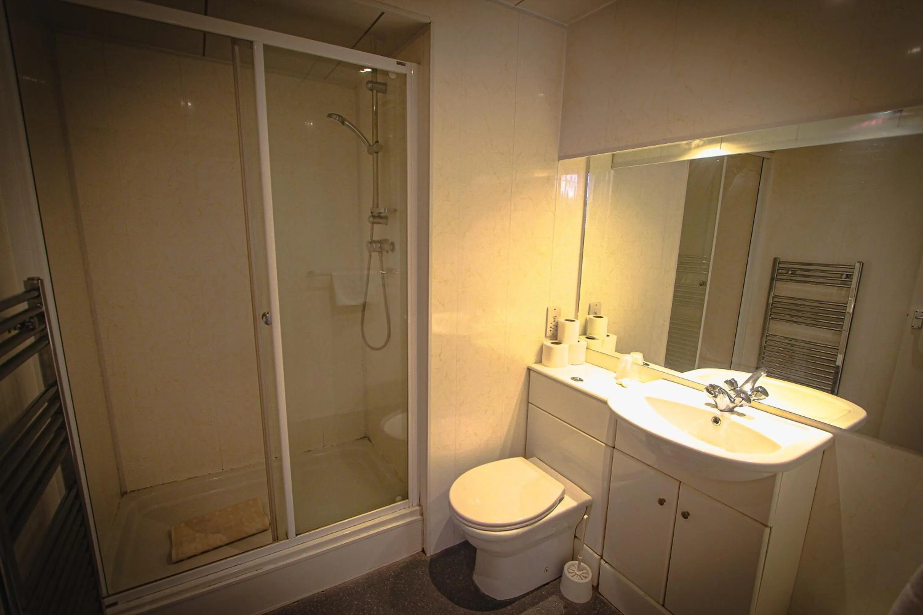 Shower in Chatsworth House Hotel