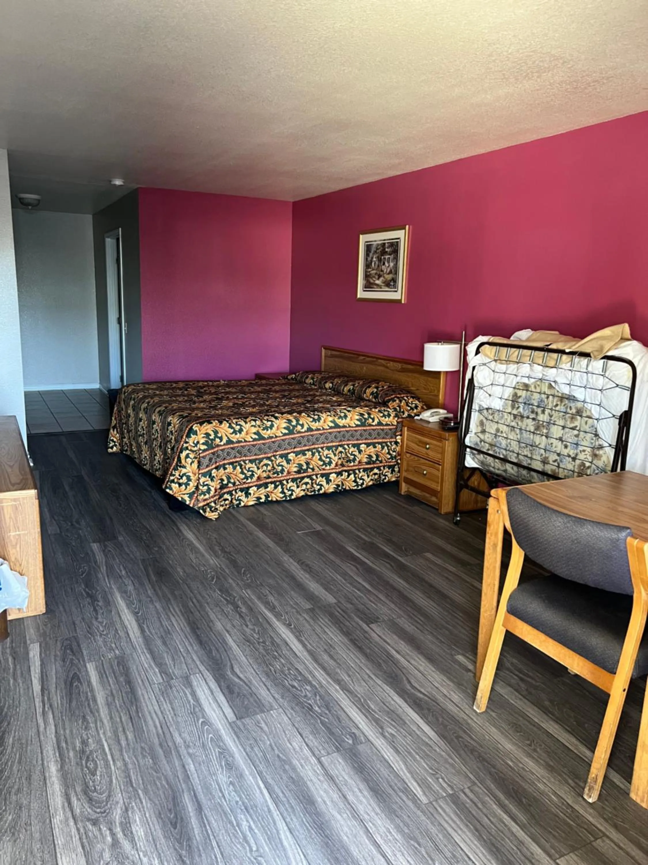 Living room, Bed in COUNTRY INN MOTEL