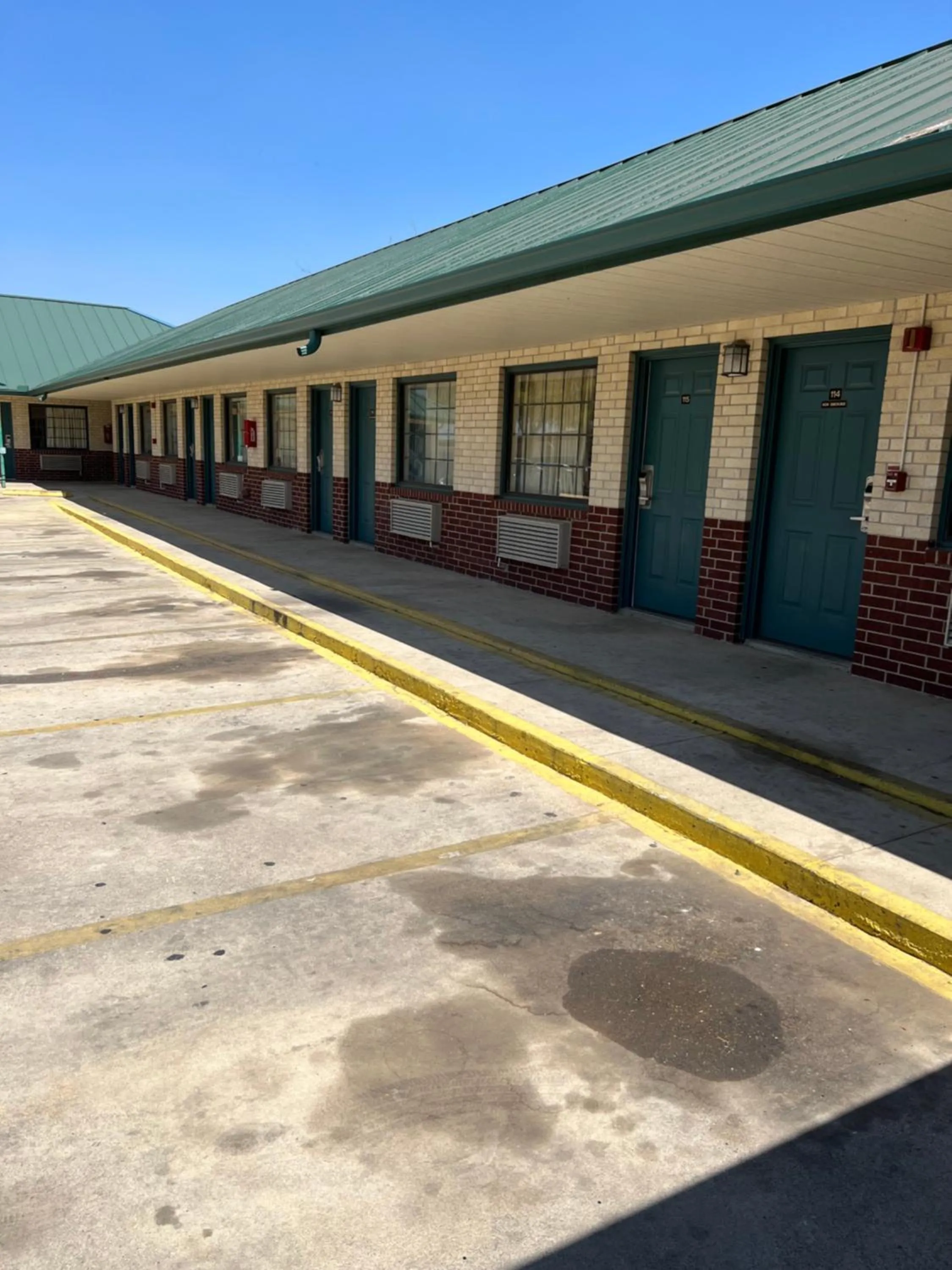 Property building in COUNTRY INN MOTEL