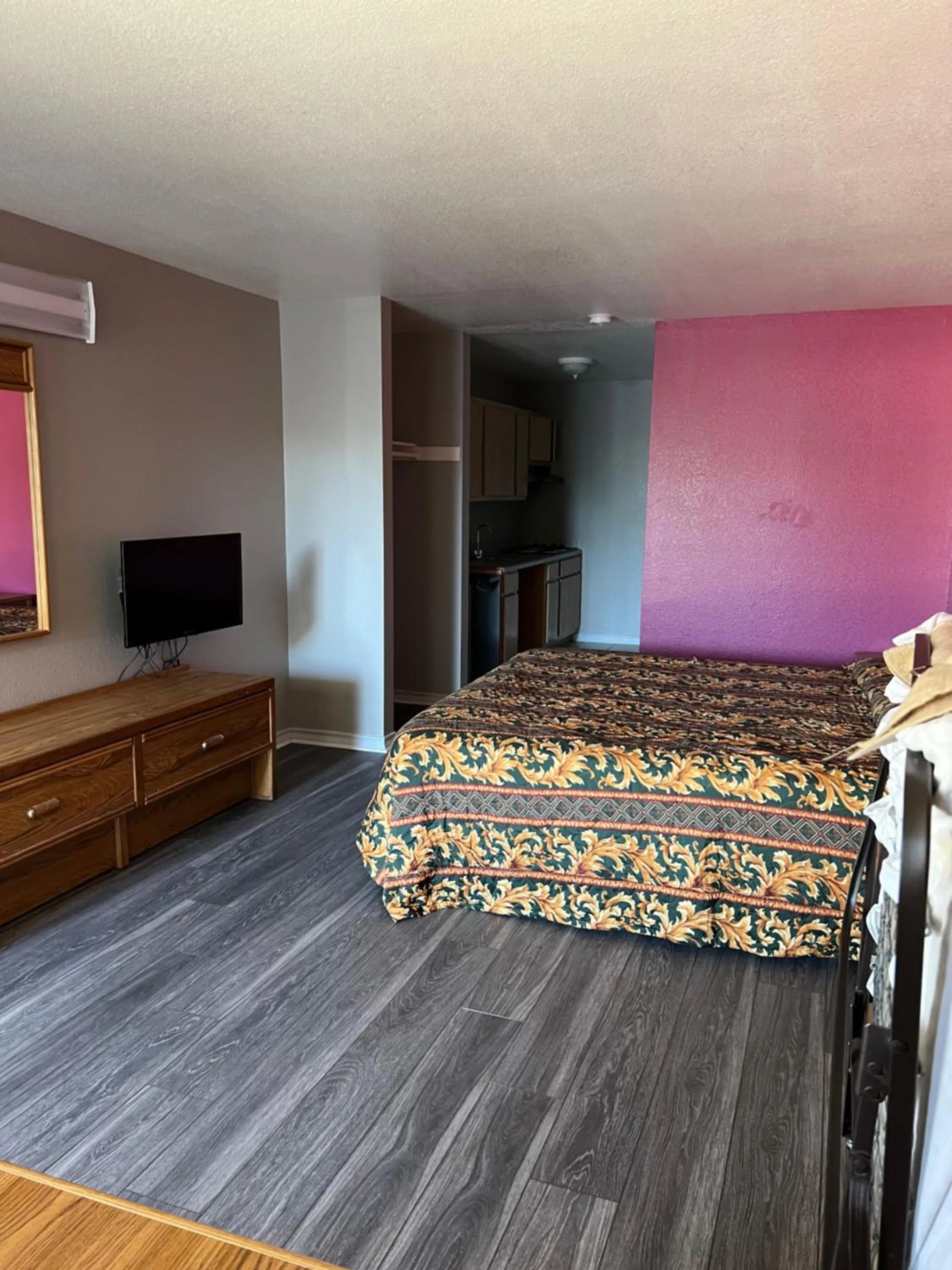 Bedroom, Bed in COUNTRY INN MOTEL