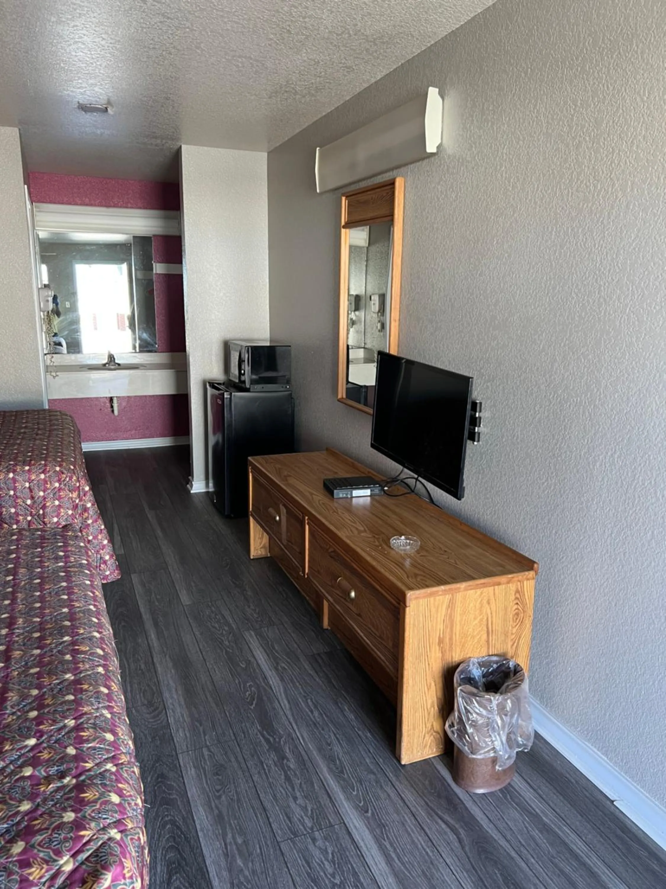 Communal lounge/ TV room in COUNTRY INN MOTEL