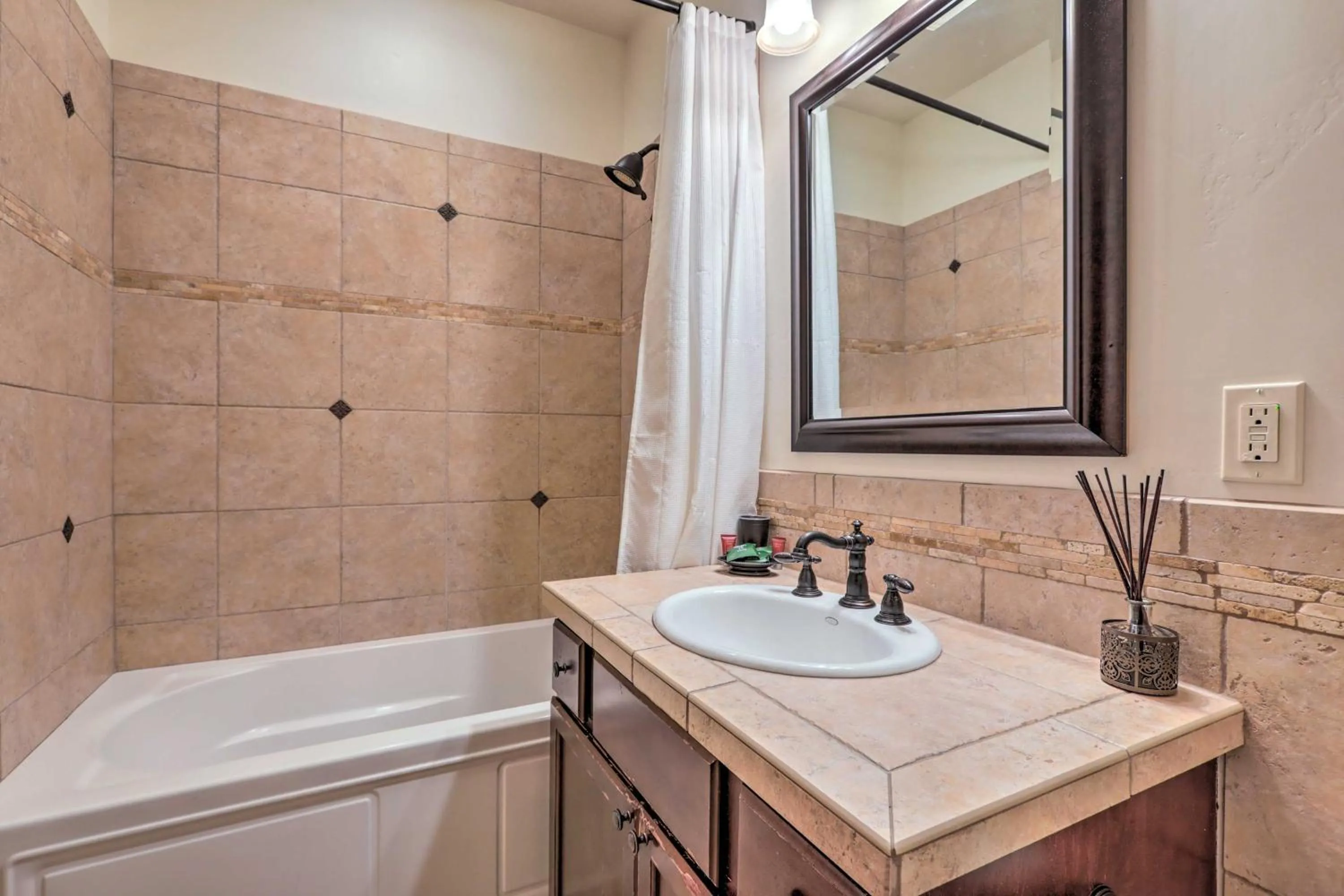 Cozy Central Glenwood Springs Condo with 2 Decks!