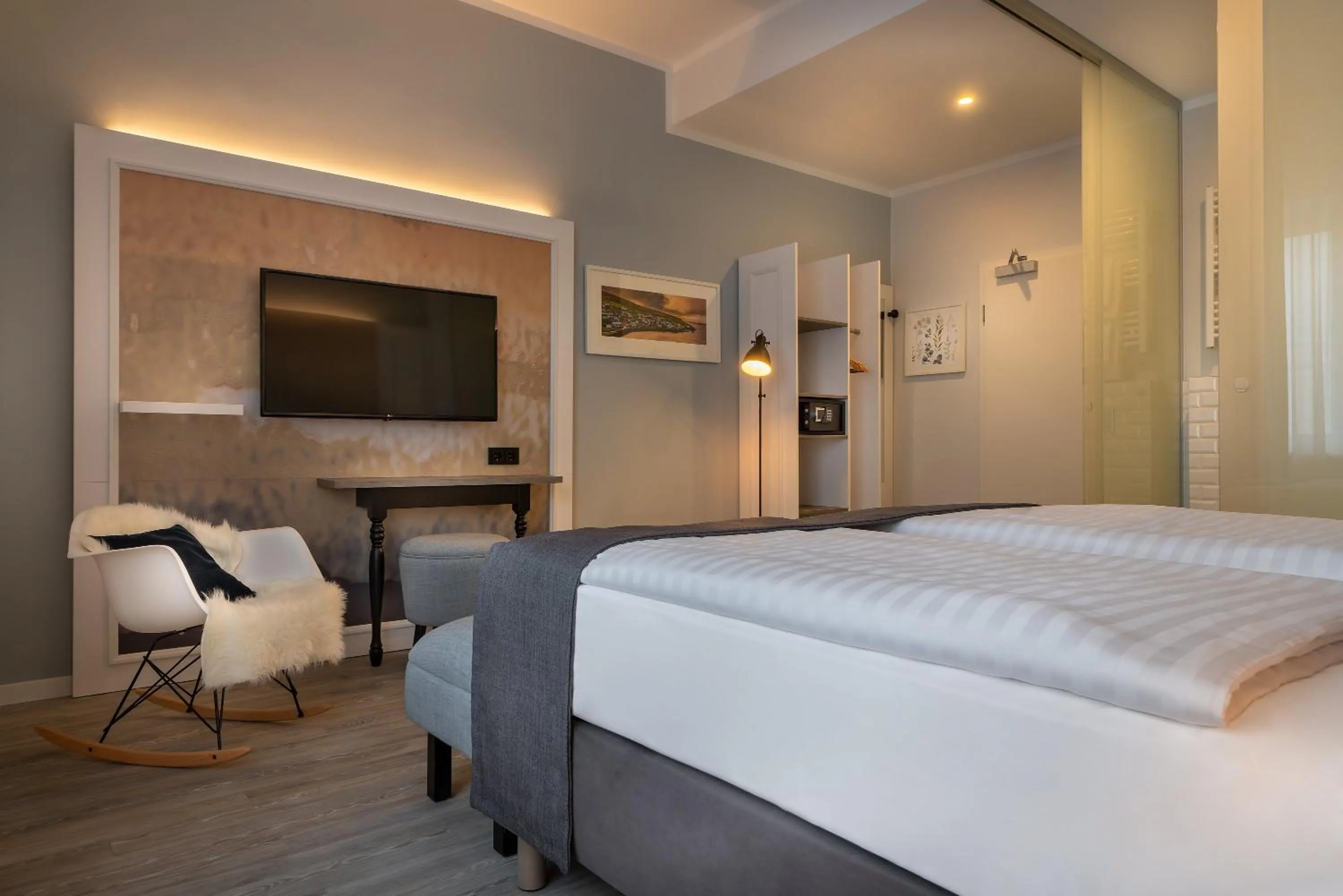 Photo of the whole room, Bed in Yggotel Ravn