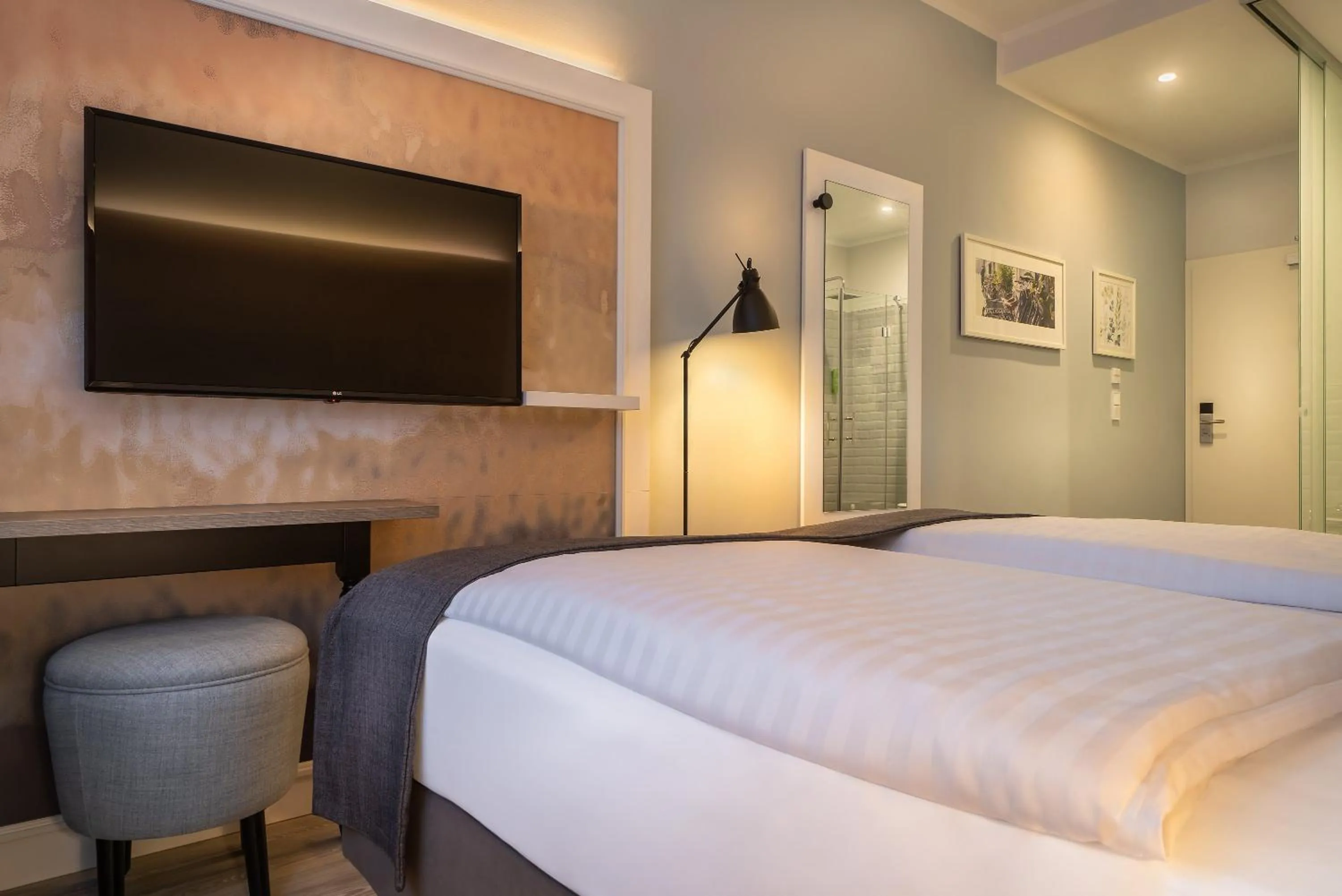 Photo of the whole room, Bed in Garner Hotel Berlin - Wilmersdorf by IHG