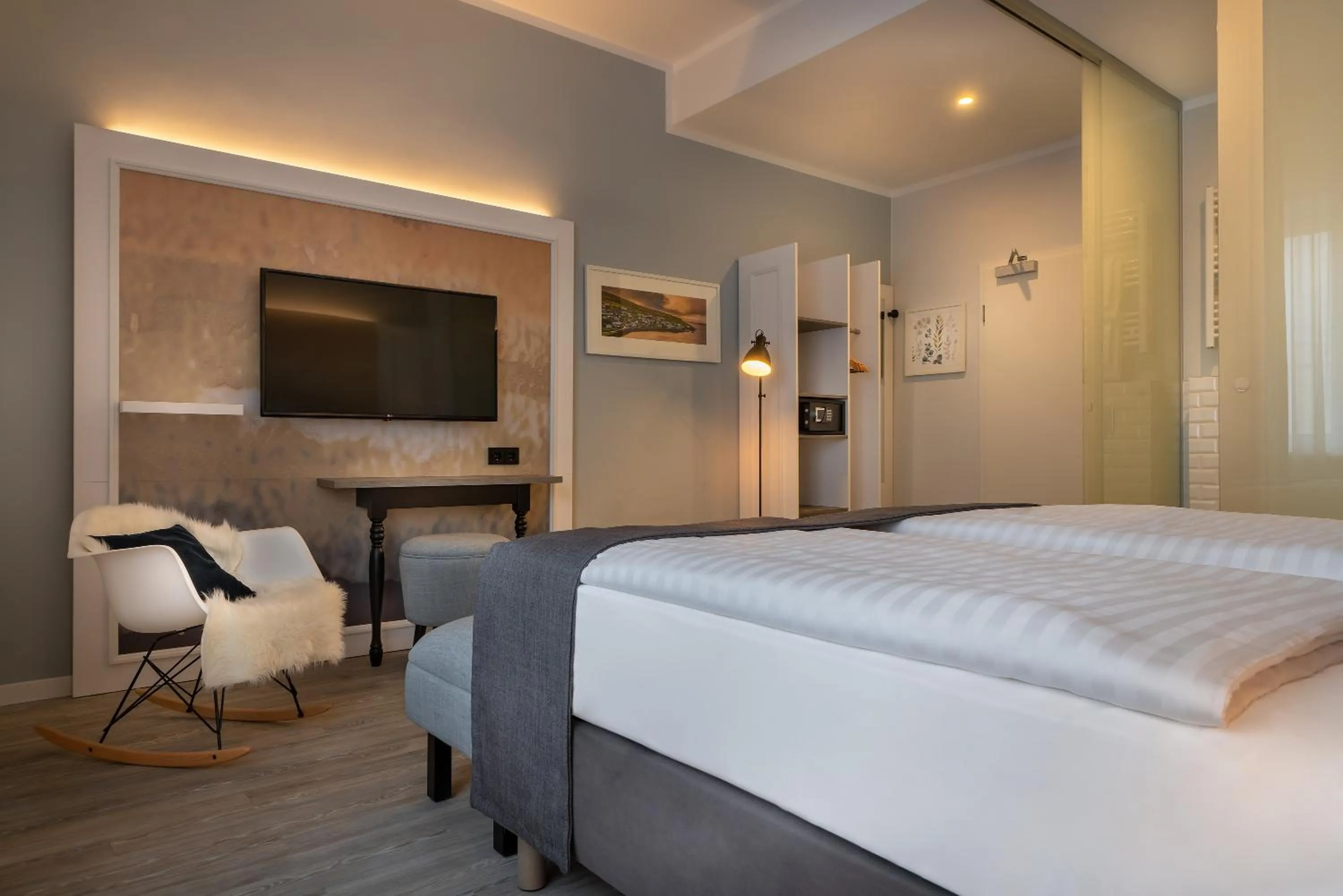 Photo of the whole room, Bed in Yggotel Ravn