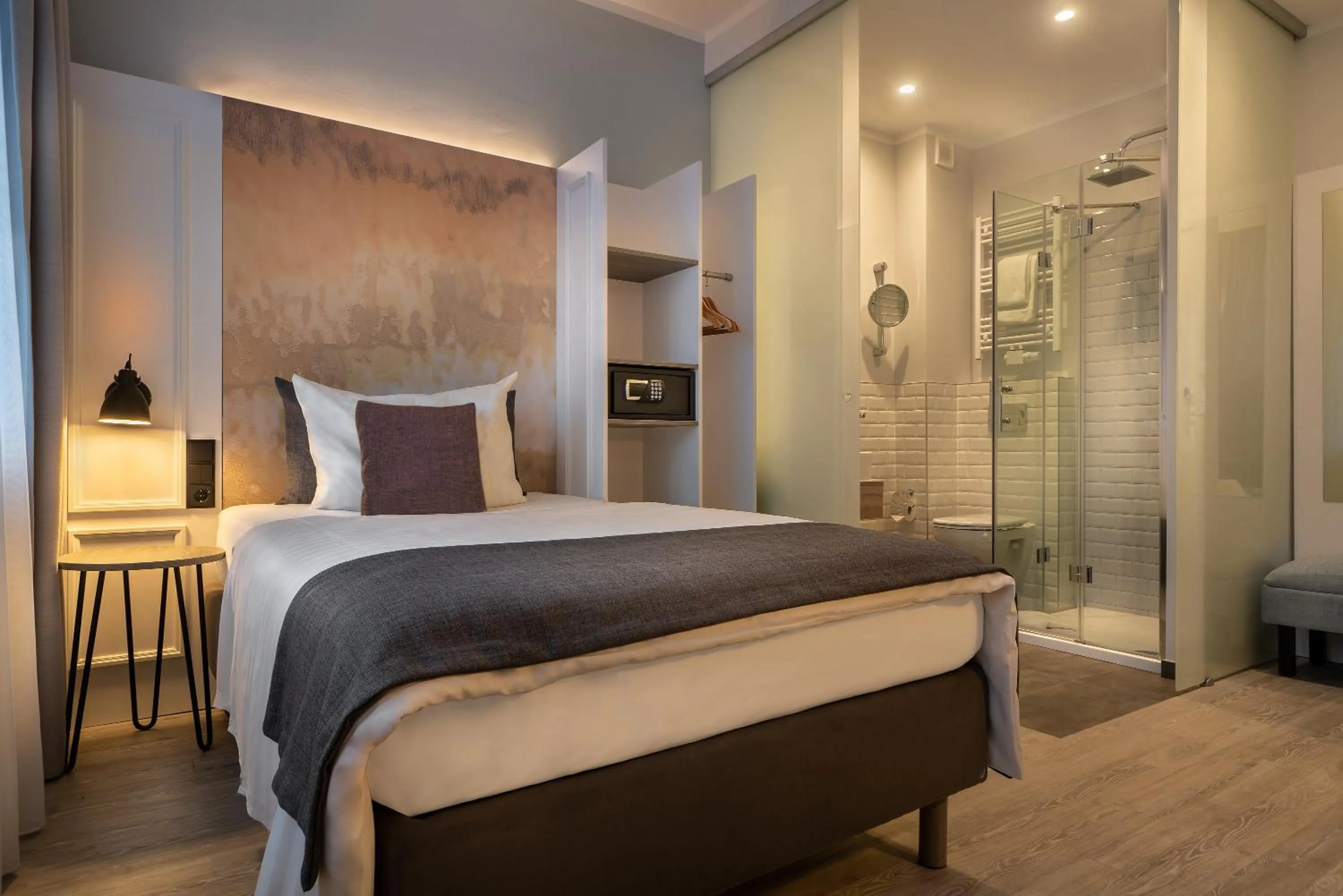 Photo of the whole room, Bed in Yggotel Ravn