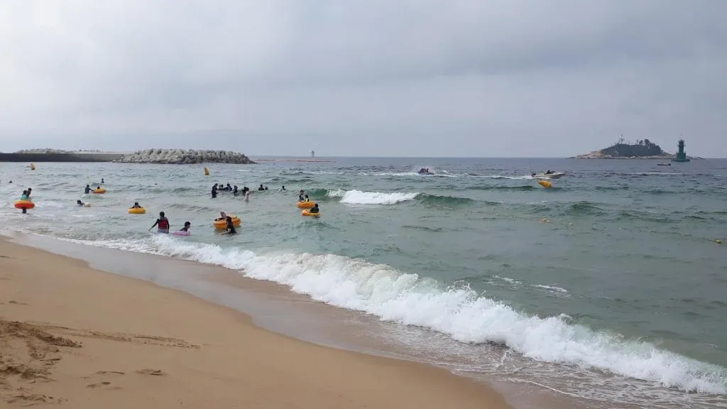 Beach in SunriseHotel JuniorSuite room11F Ocean view, Netflix O