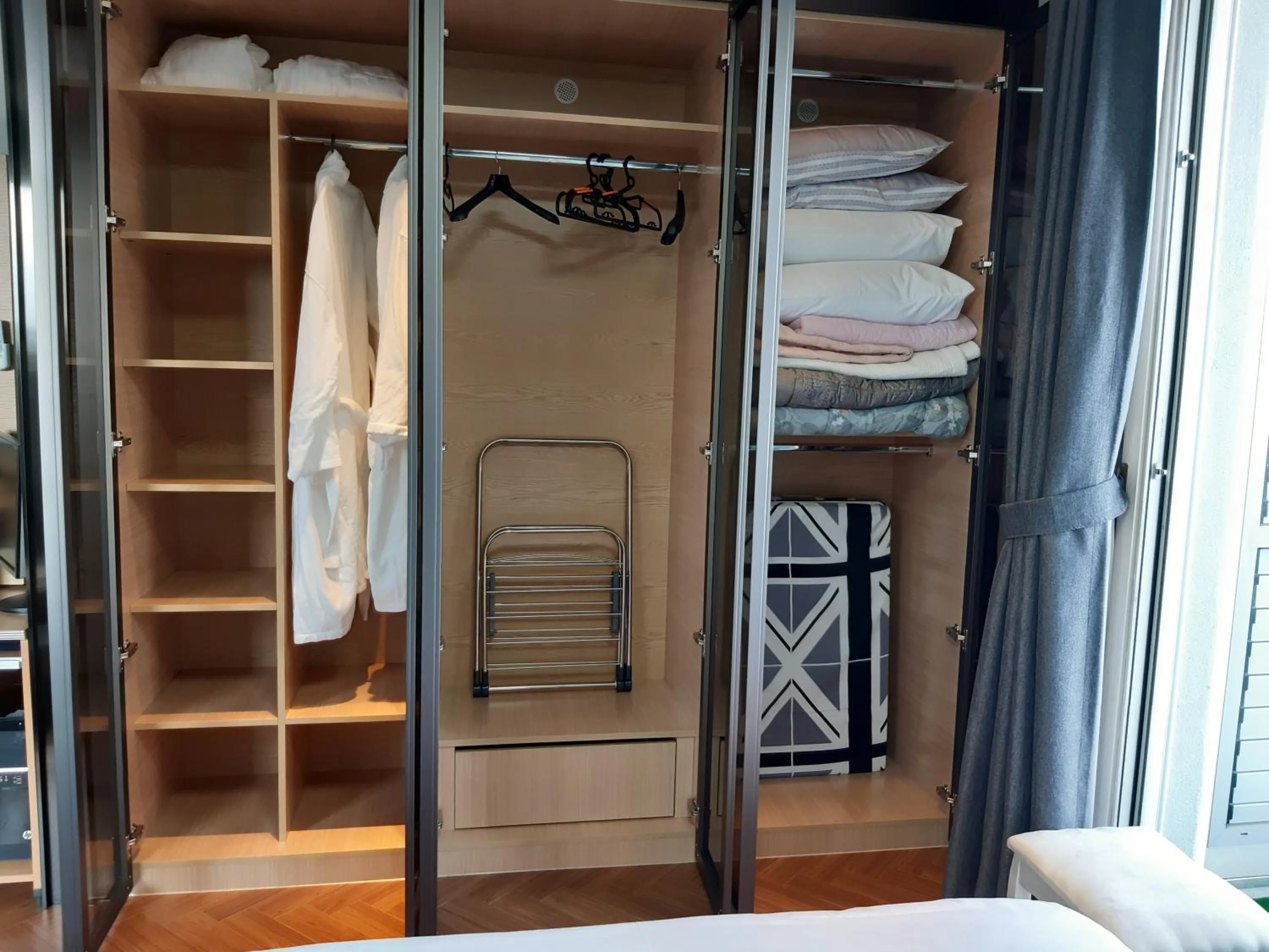 Decorative detail in SunriseHotel JuniorSuite room11F Ocean view, Netflix O