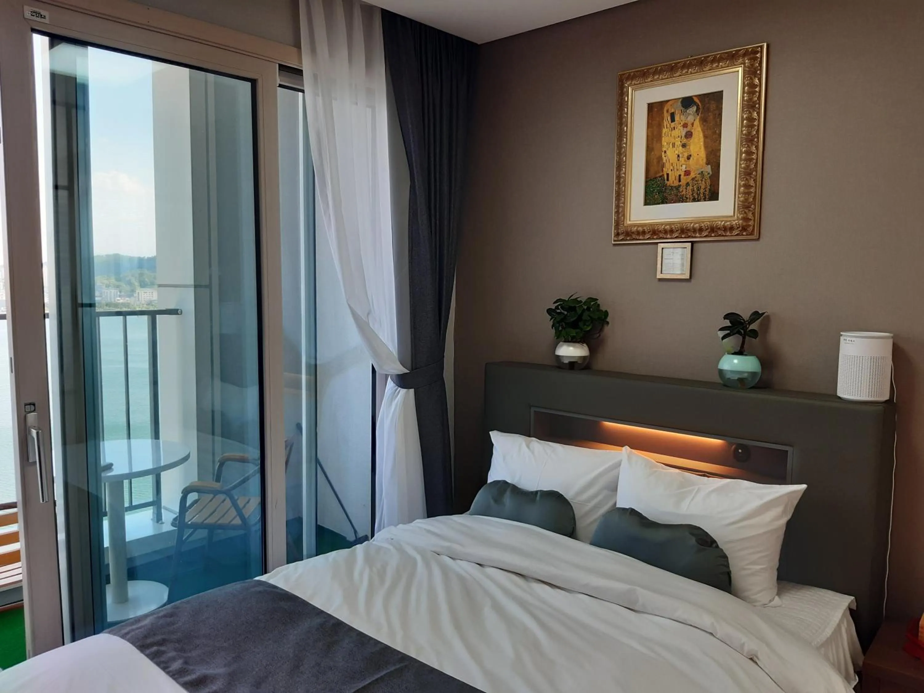 Bed in SunriseHotel JuniorSuite room11F Ocean view, Netflix O