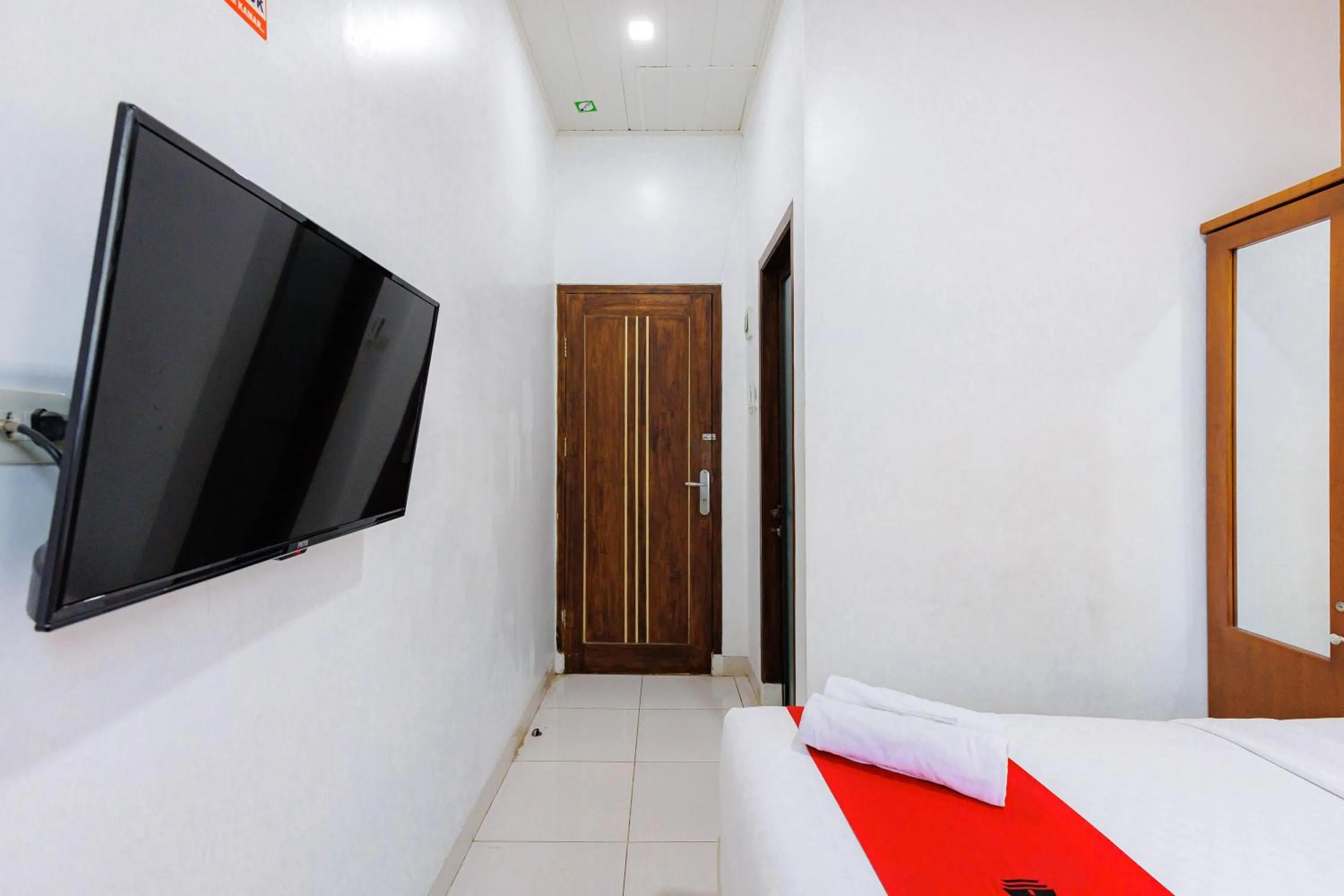 Bedroom, Bed in RedDoorz Syariah near Transmart Lampung
