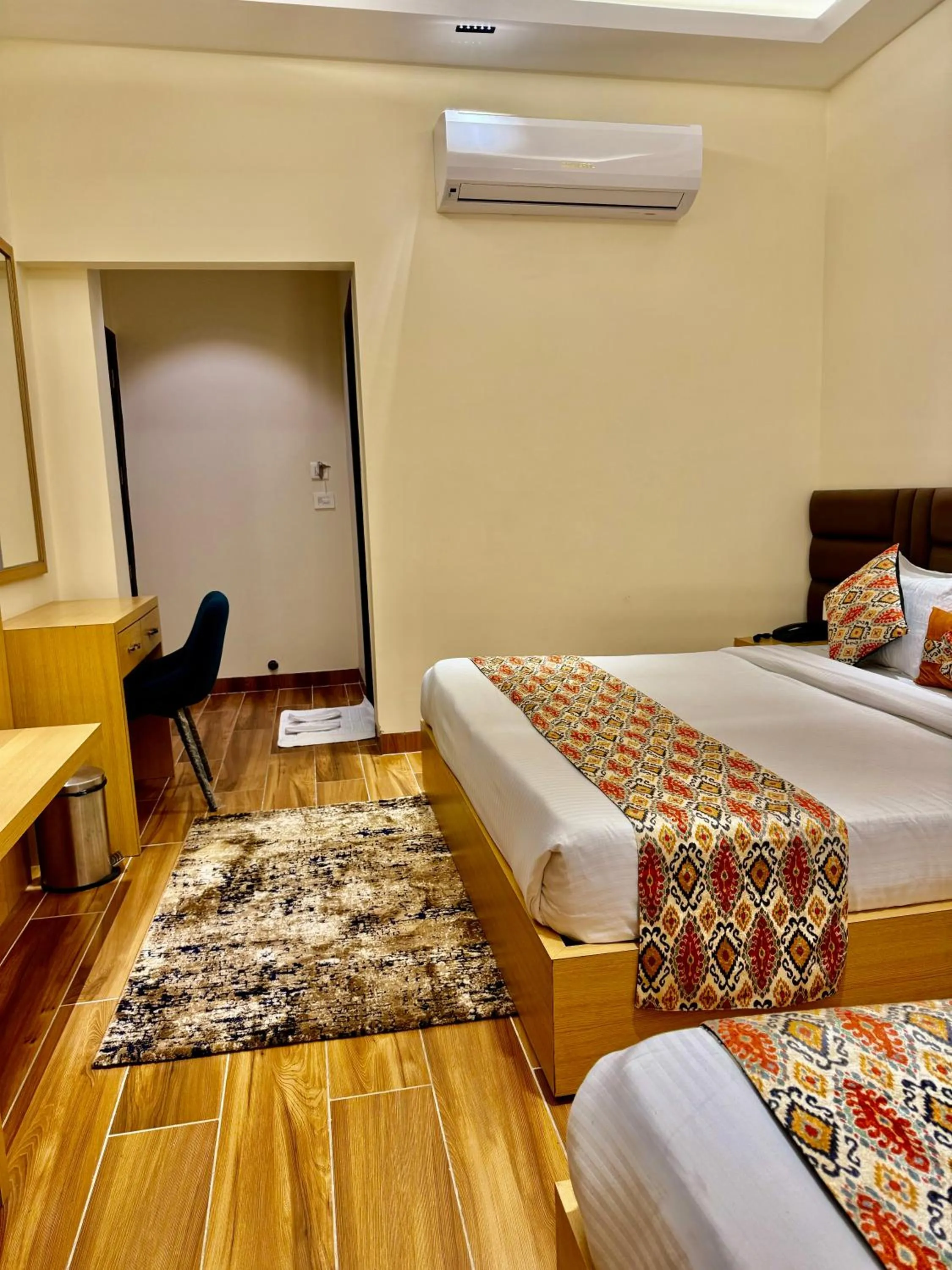 Living room, Bed in Hotel Heaven View - 50m From Golden Temple