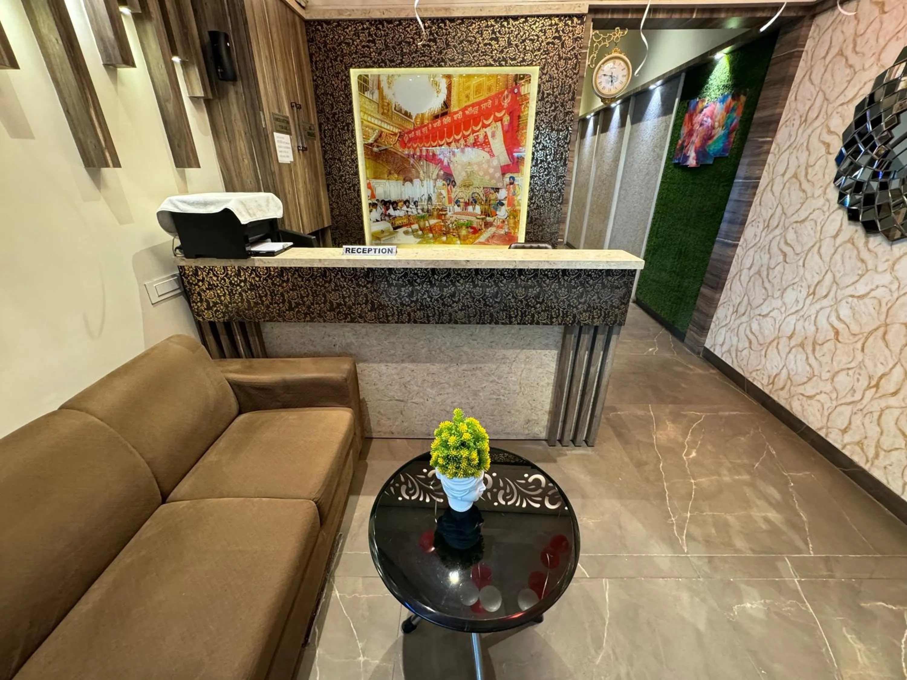 Seating area in Hotel Heaven View - 50m From Golden Temple