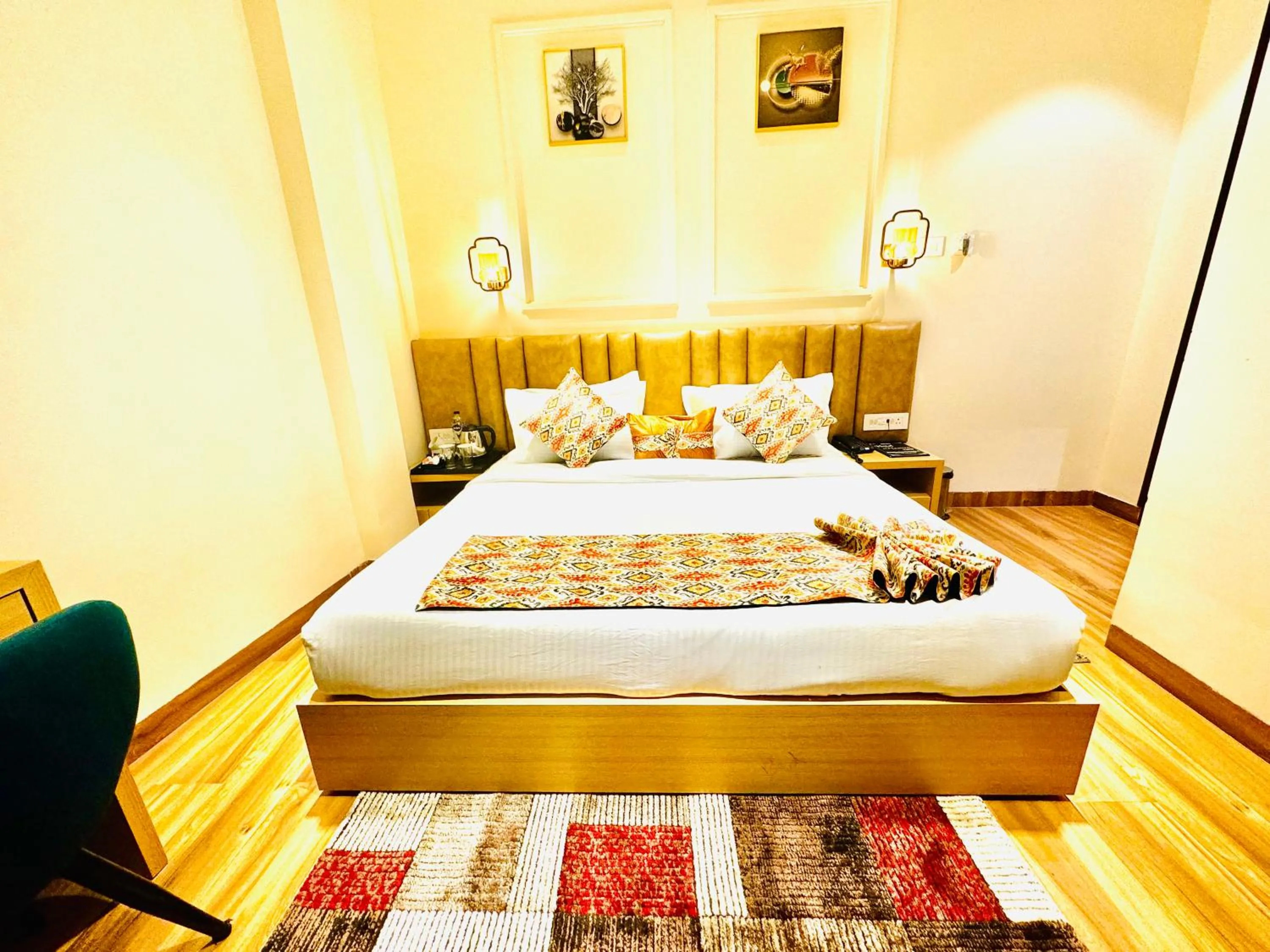 Living room, Bed in Hotel Heaven View - 50m From Golden Temple