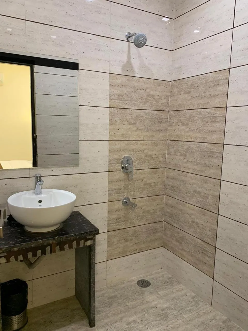 Shower in Hotel Heaven View - 50m From Golden Temple