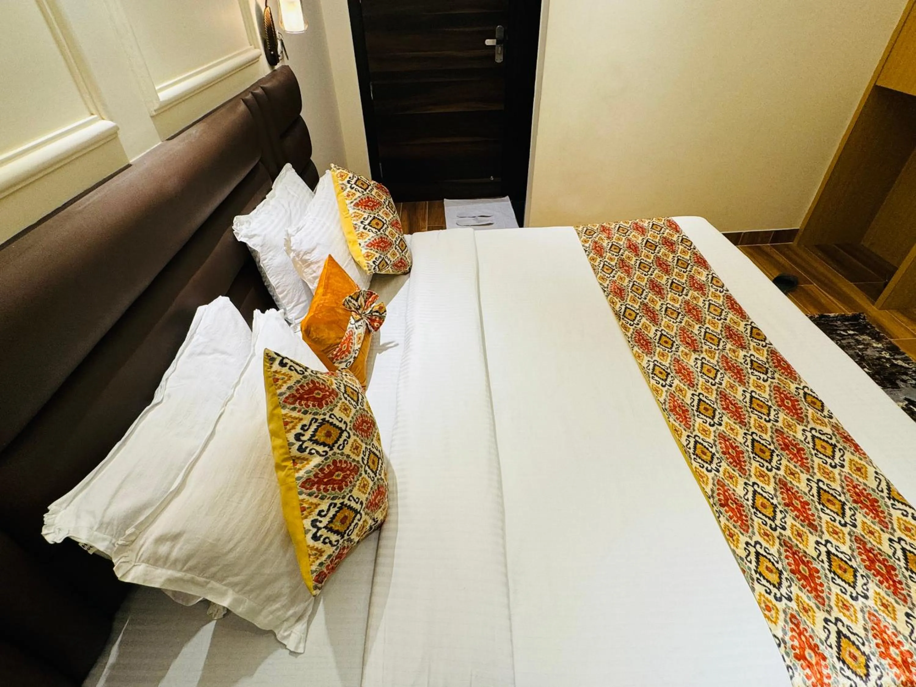 Bedroom, Bed in Hotel Heaven View - 50m From Golden Temple