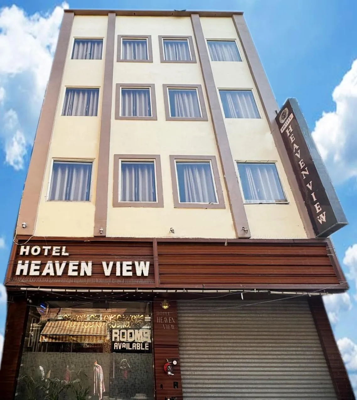 Property building in Hotel Heaven View - 50m From Golden Temple