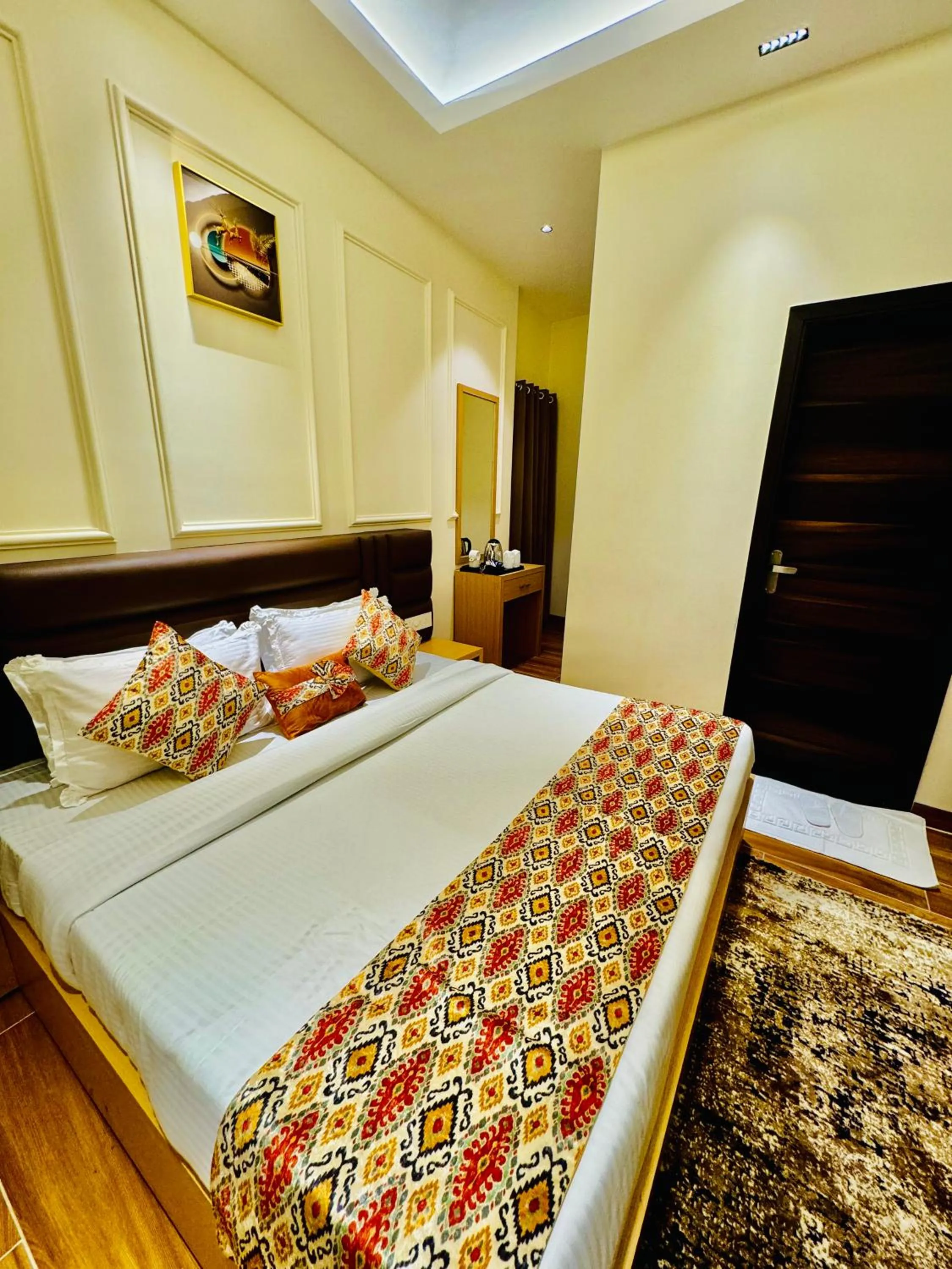 Bedroom, Bed in Hotel Heaven View - 50m From Golden Temple