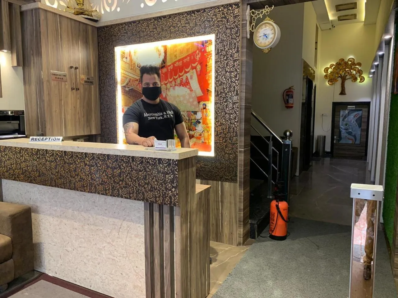 People in Hotel Heaven View - 50m From Golden Temple