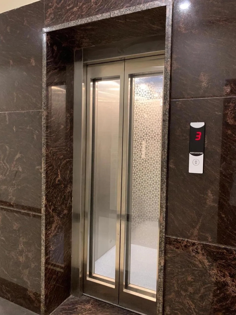 elevator in Hotel Heaven View - 50m From Golden Temple