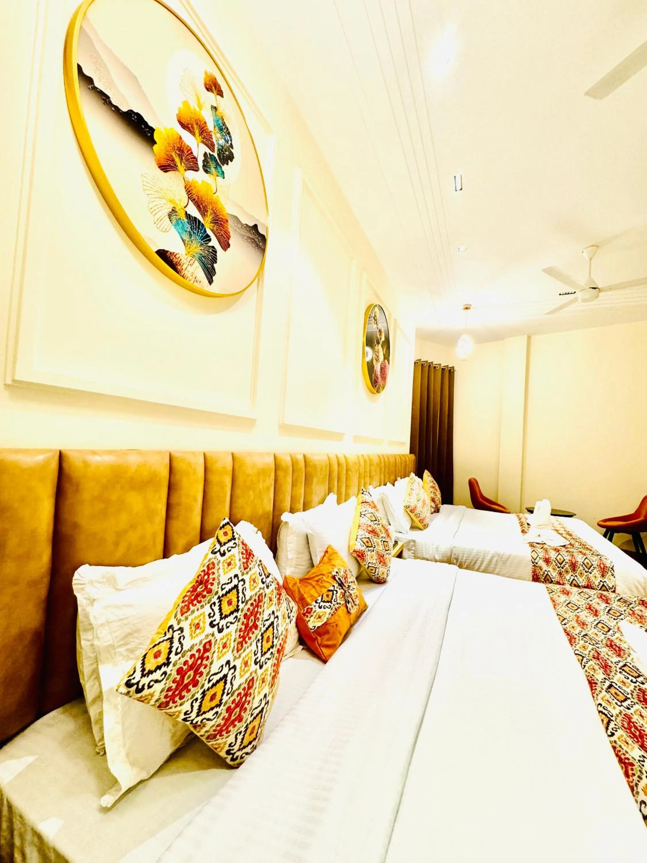 Living room, Bed in Hotel Heaven View - 50m From Golden Temple