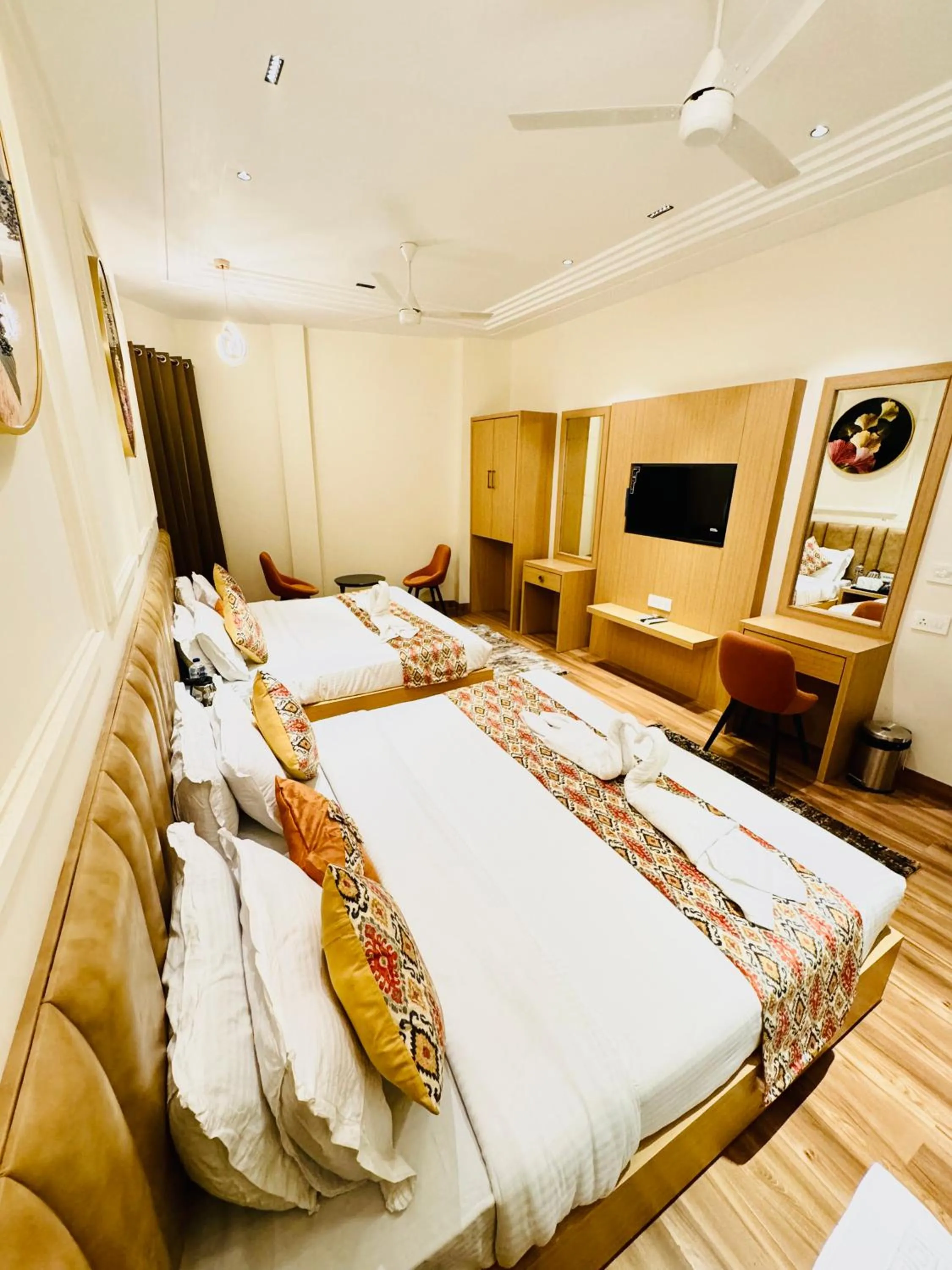 Photo of the whole room, Bed in Hotel Heaven View - 50m From Golden Temple