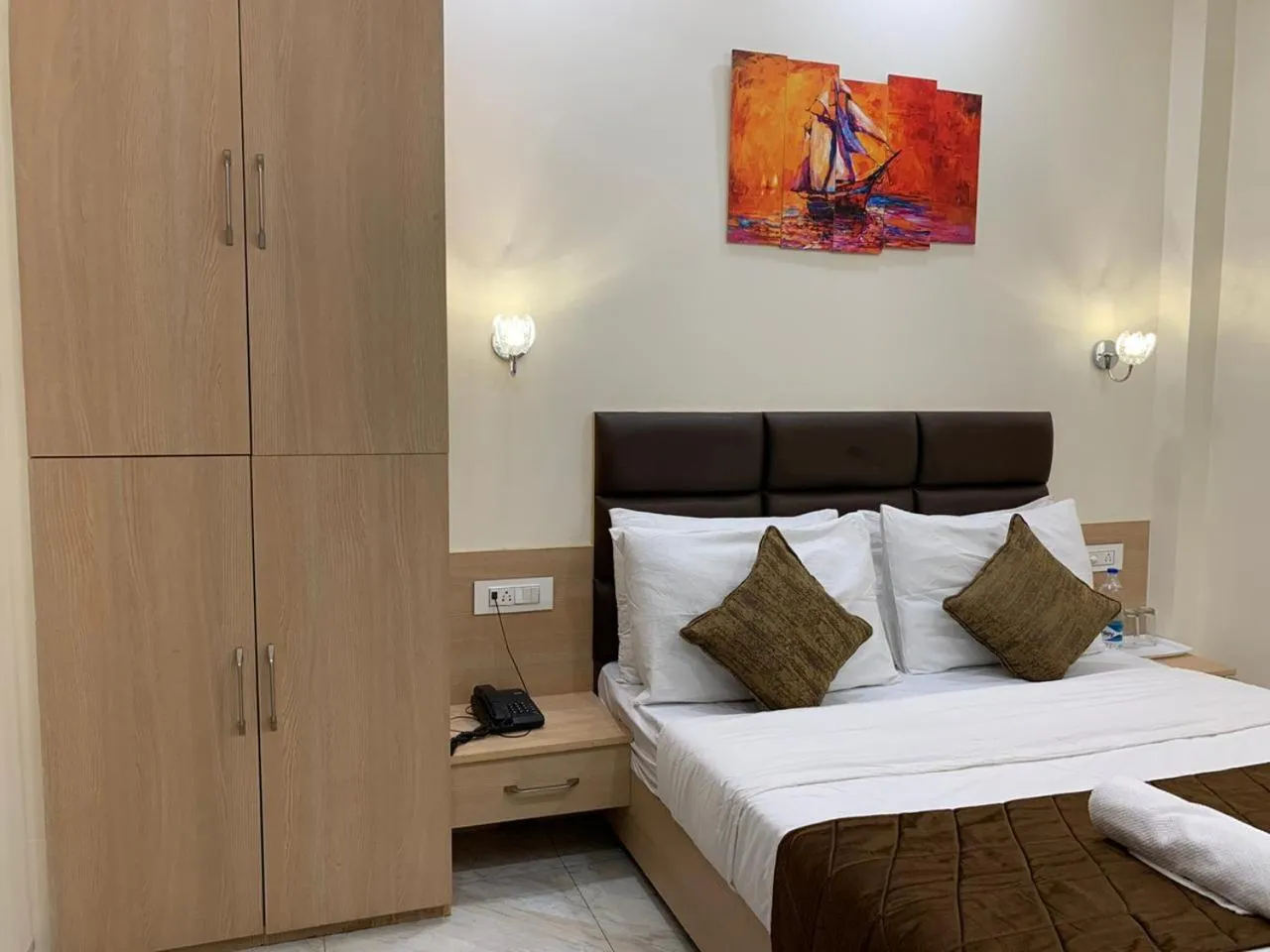 wardrobe, Bed in Hotel Heaven View - 50m From Golden Temple