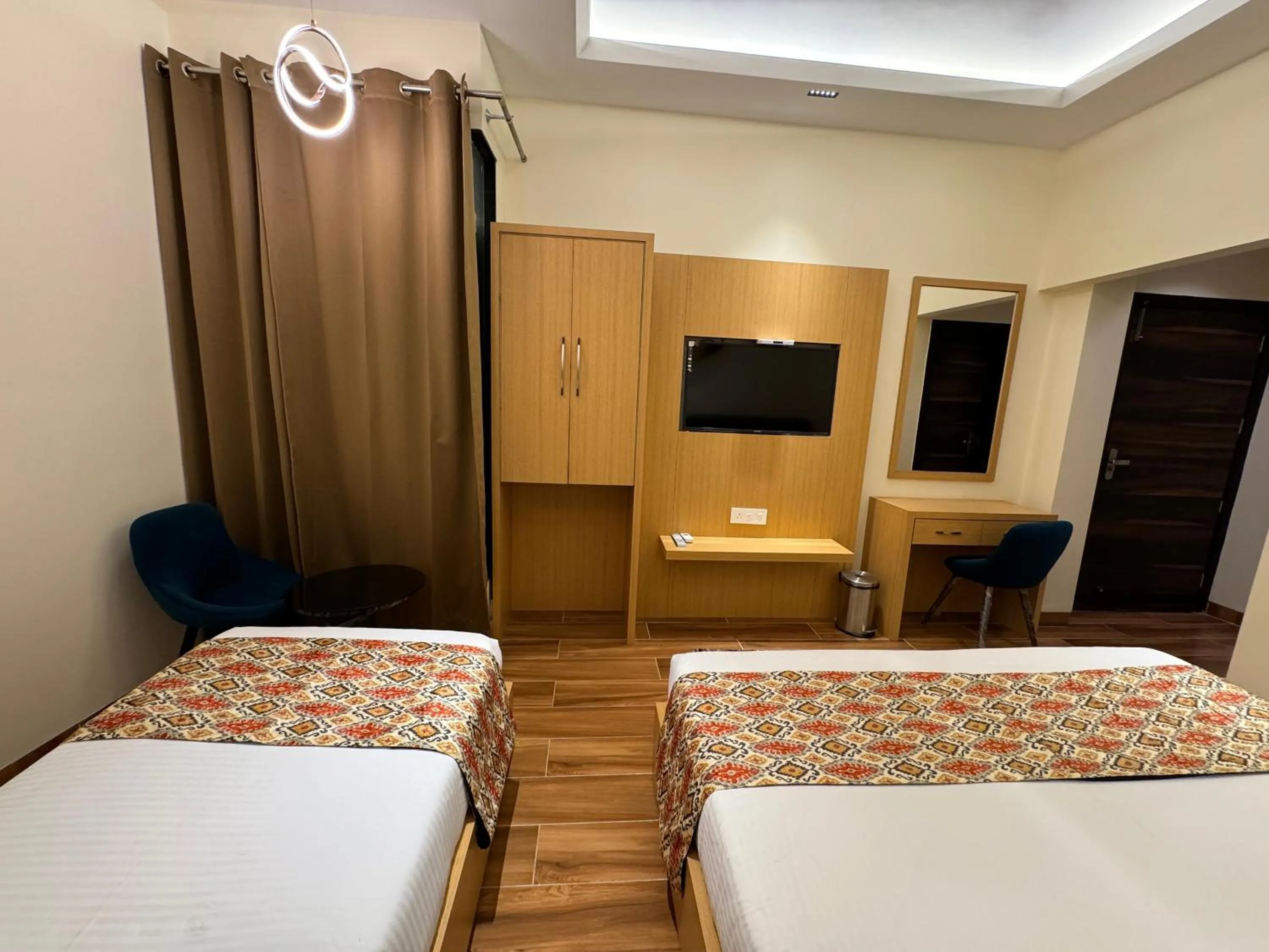 Communal lounge/ TV room, Bed in Hotel Heaven View - 50m From Golden Temple