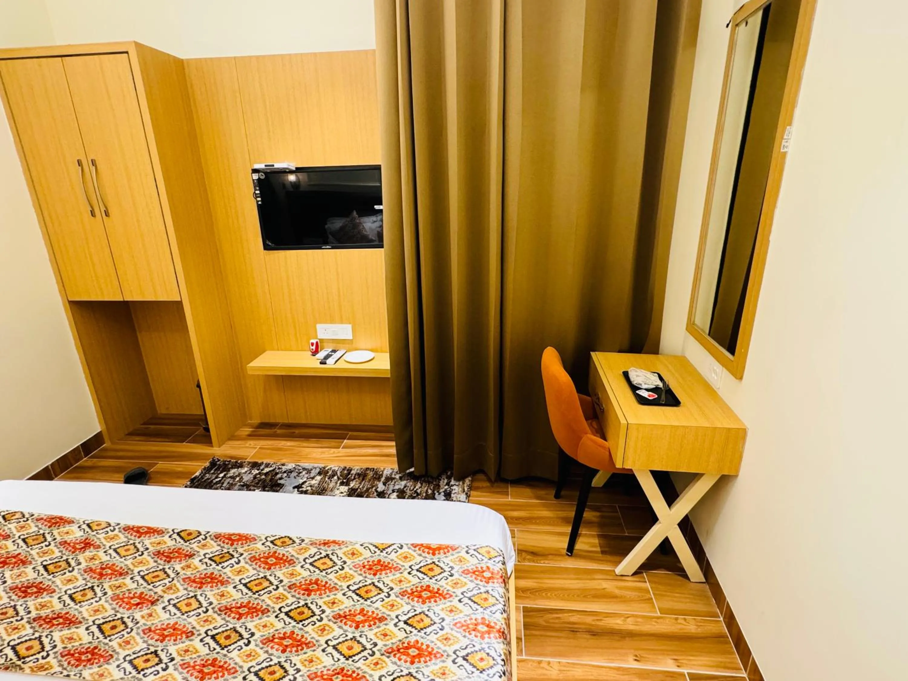 wardrobe, Bed in Hotel Heaven View - 50m From Golden Temple