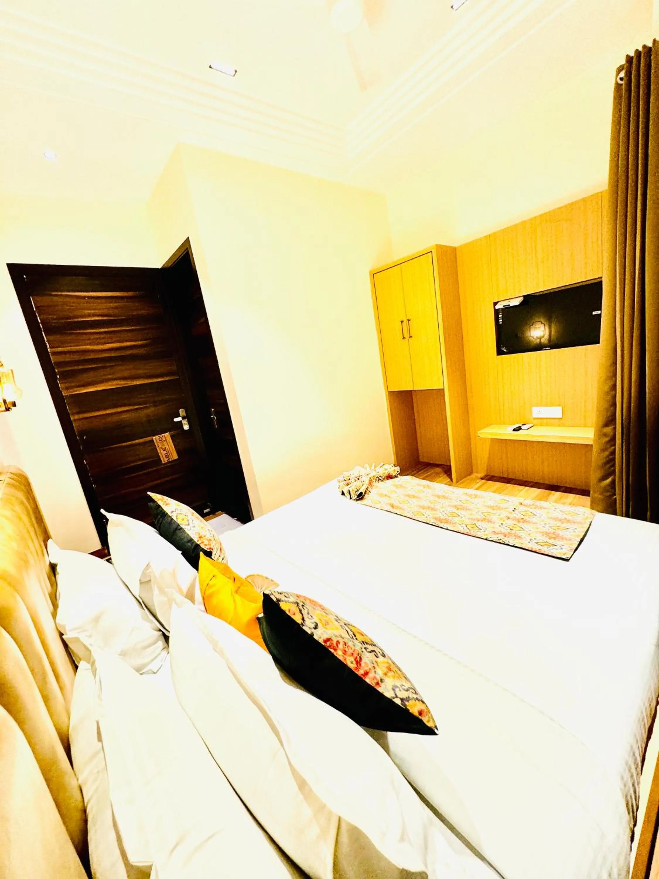 Photo of the whole room, Bed in Hotel Heaven View - 50m From Golden Temple