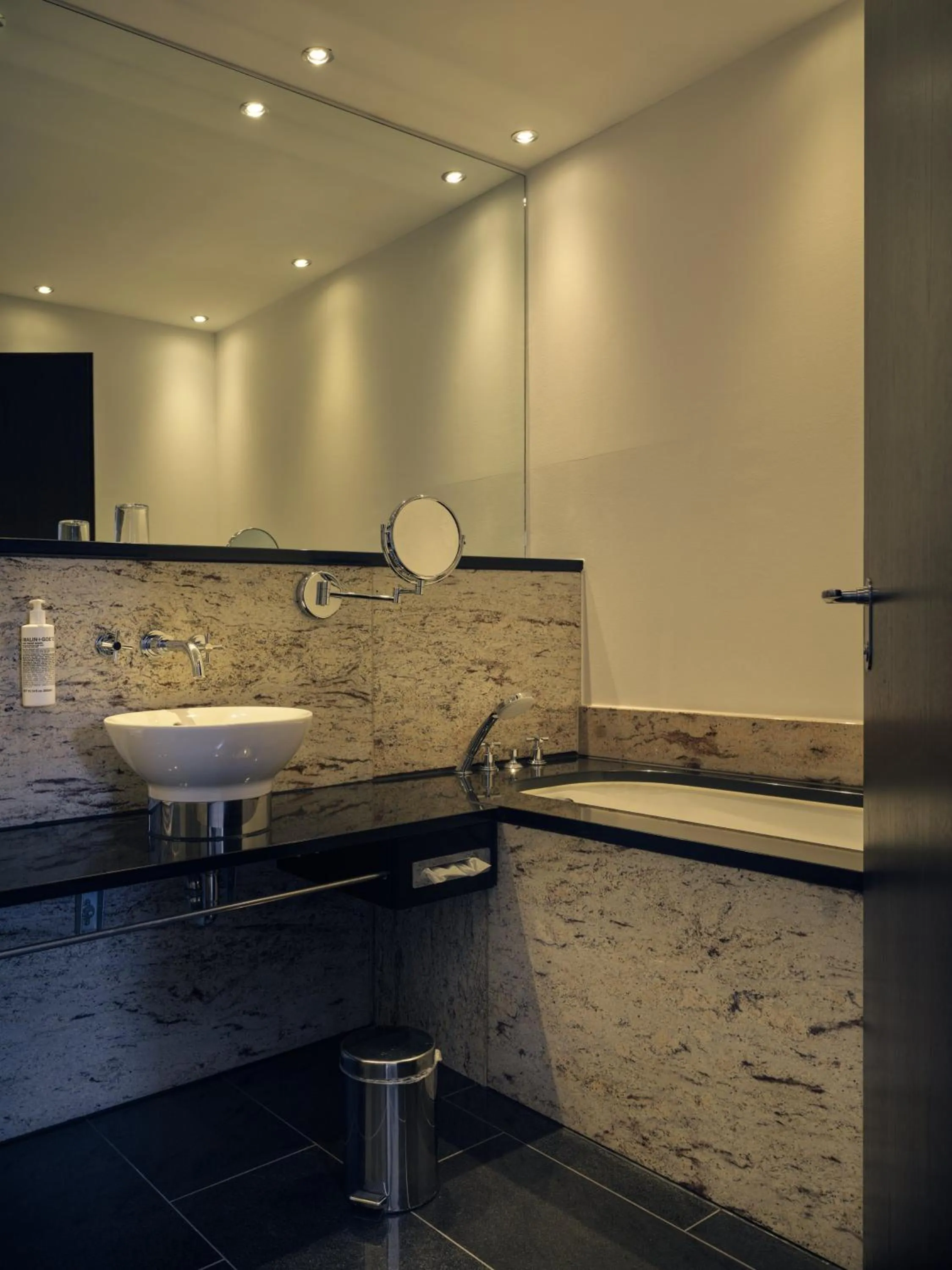 Bathroom in Metropolitan Hotel by Flemings