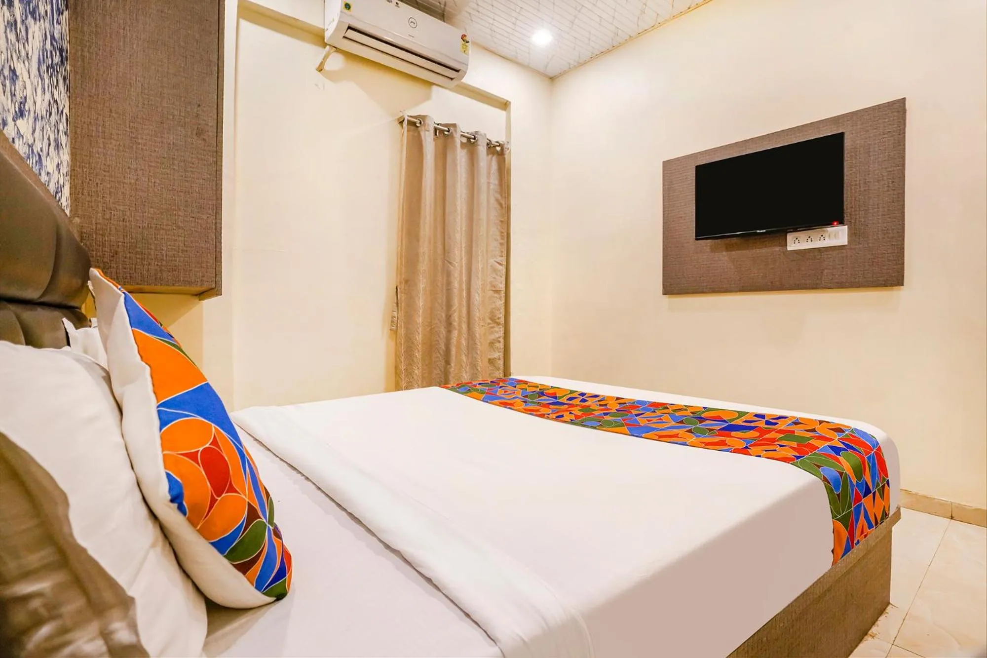 Bed in FabHotel The United - Nr Mumbai International Airport