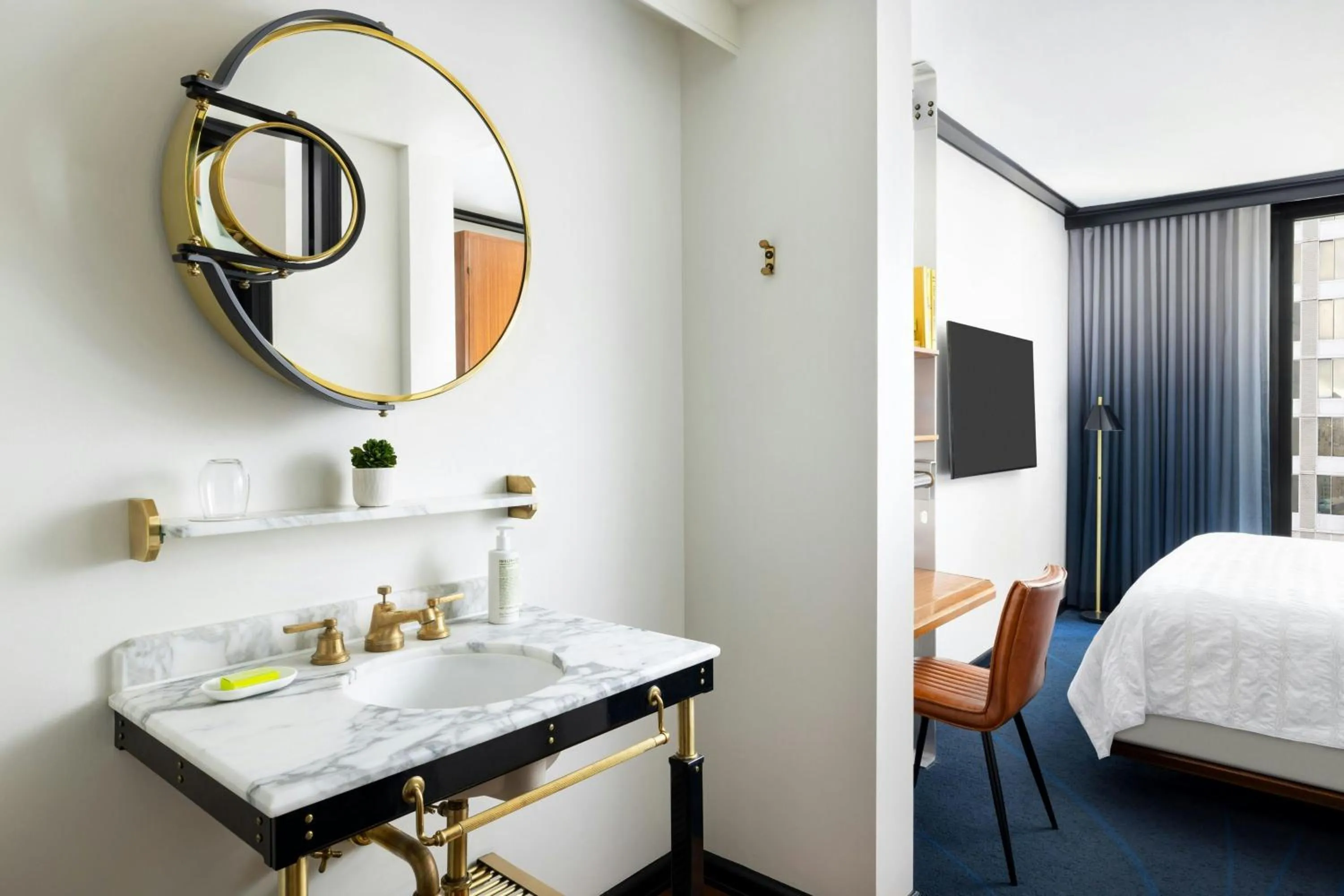 Photo of the whole room, Bed in Le Meridien New York, Central Park