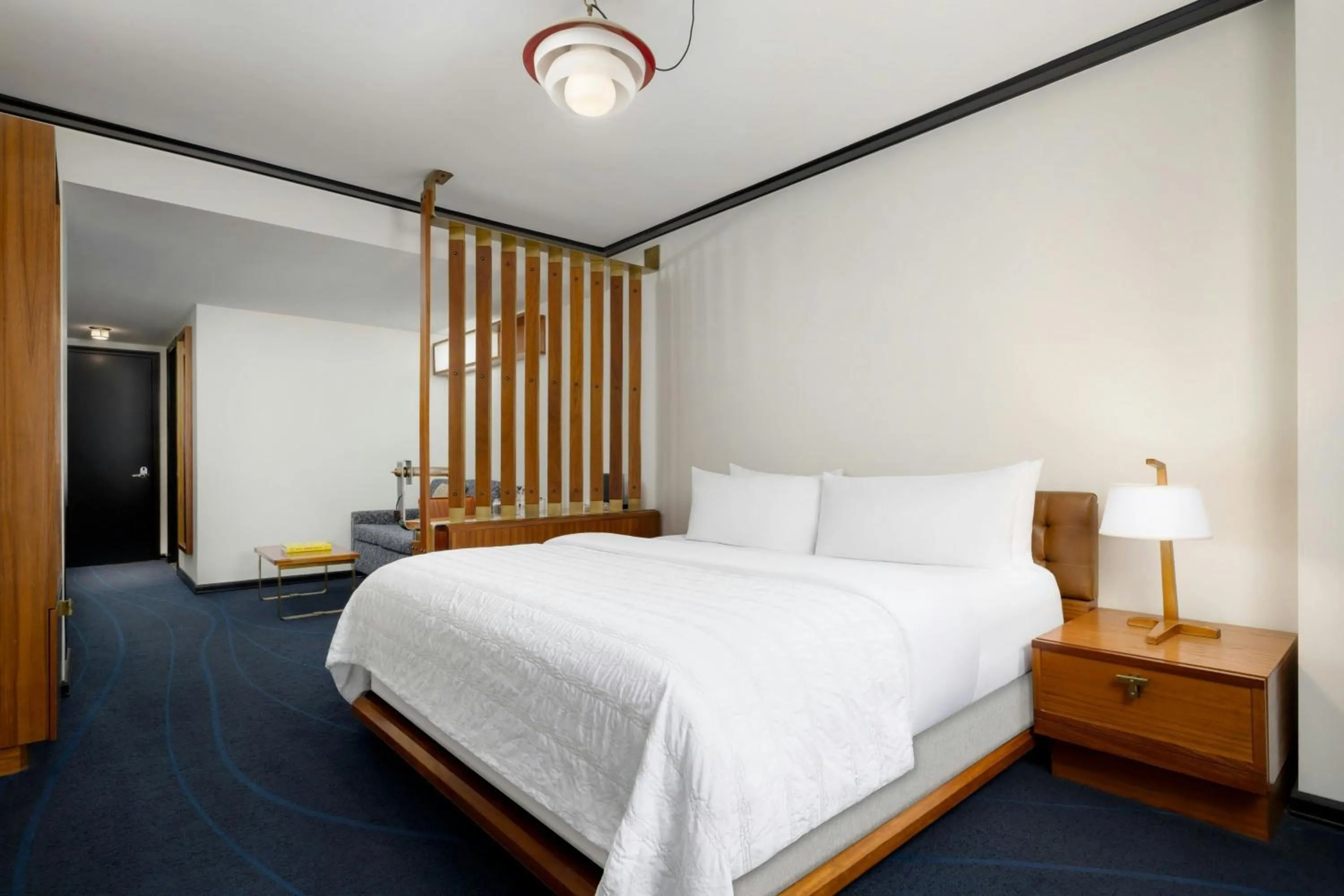 Photo of the whole room, Bed in Le Meridien New York, Central Park