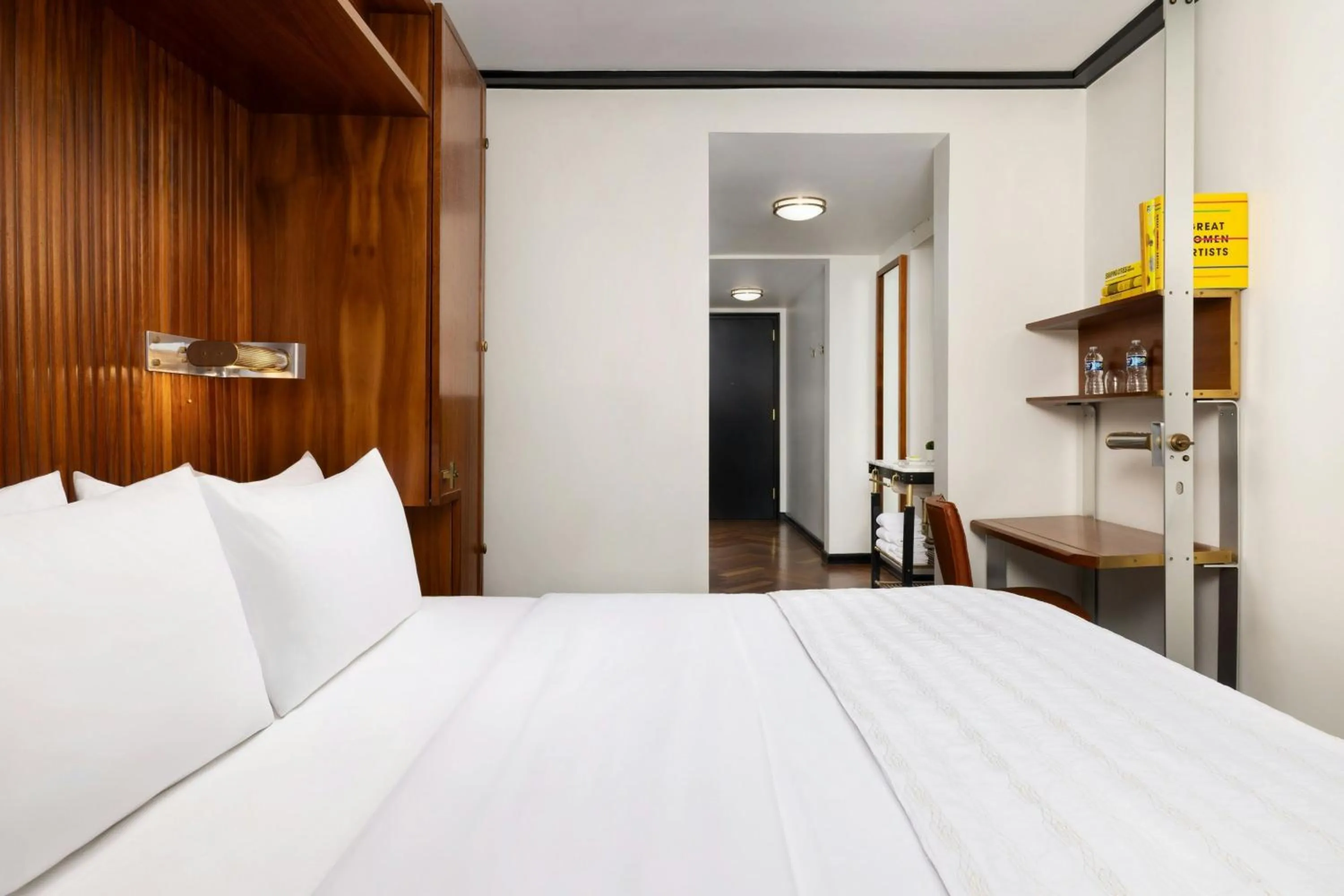 Photo of the whole room, Bed in Le Meridien New York, Central Park