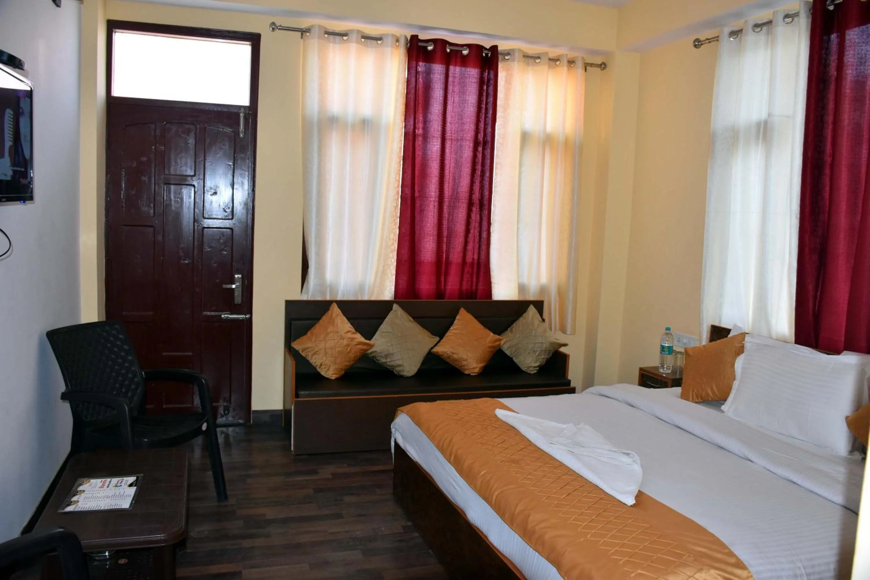 Photo of the whole room in Whistling Alpines