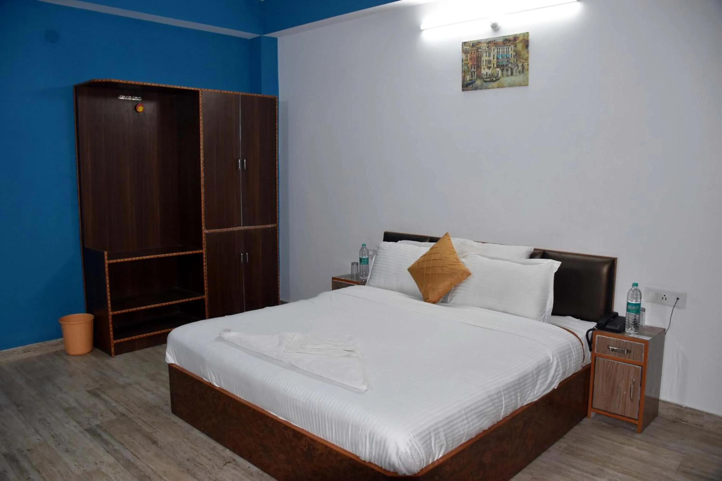 Photo of the whole room in Whistling Alpines