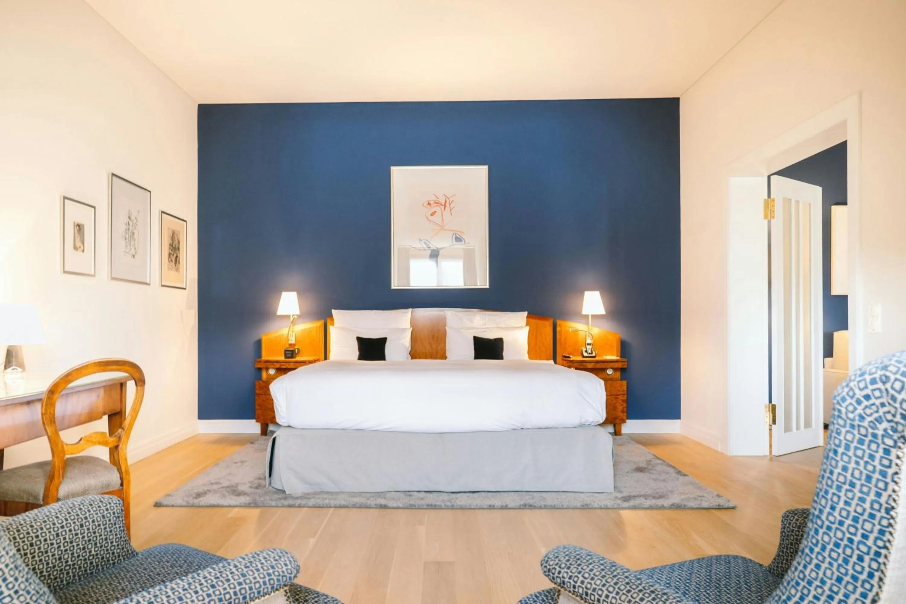 Photo of the whole room, Bed in Louis C Jacob, Hamburg, Autograph Collection