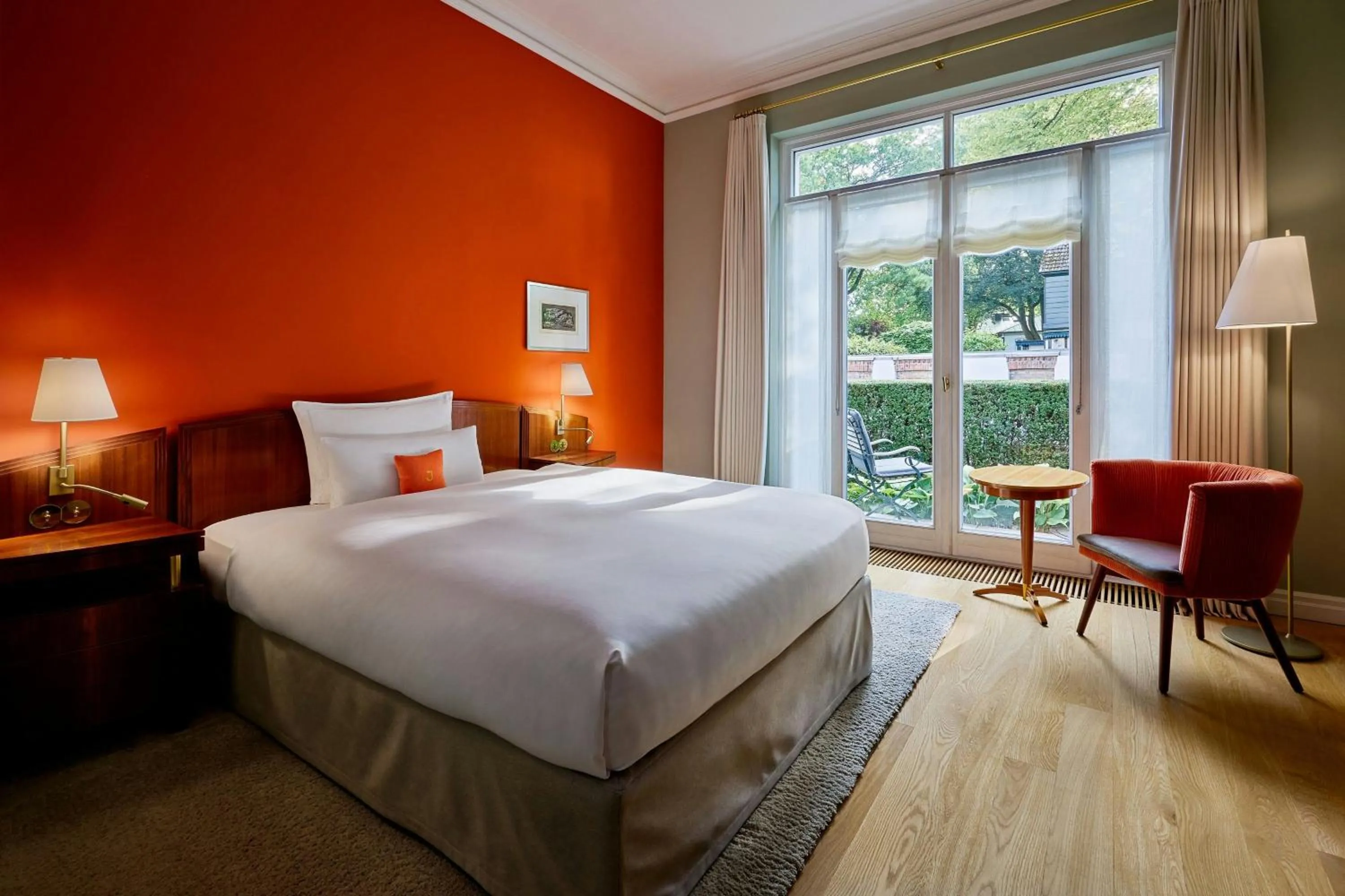 Photo of the whole room, Bed in Louis C Jacob, Hamburg, Autograph Collection