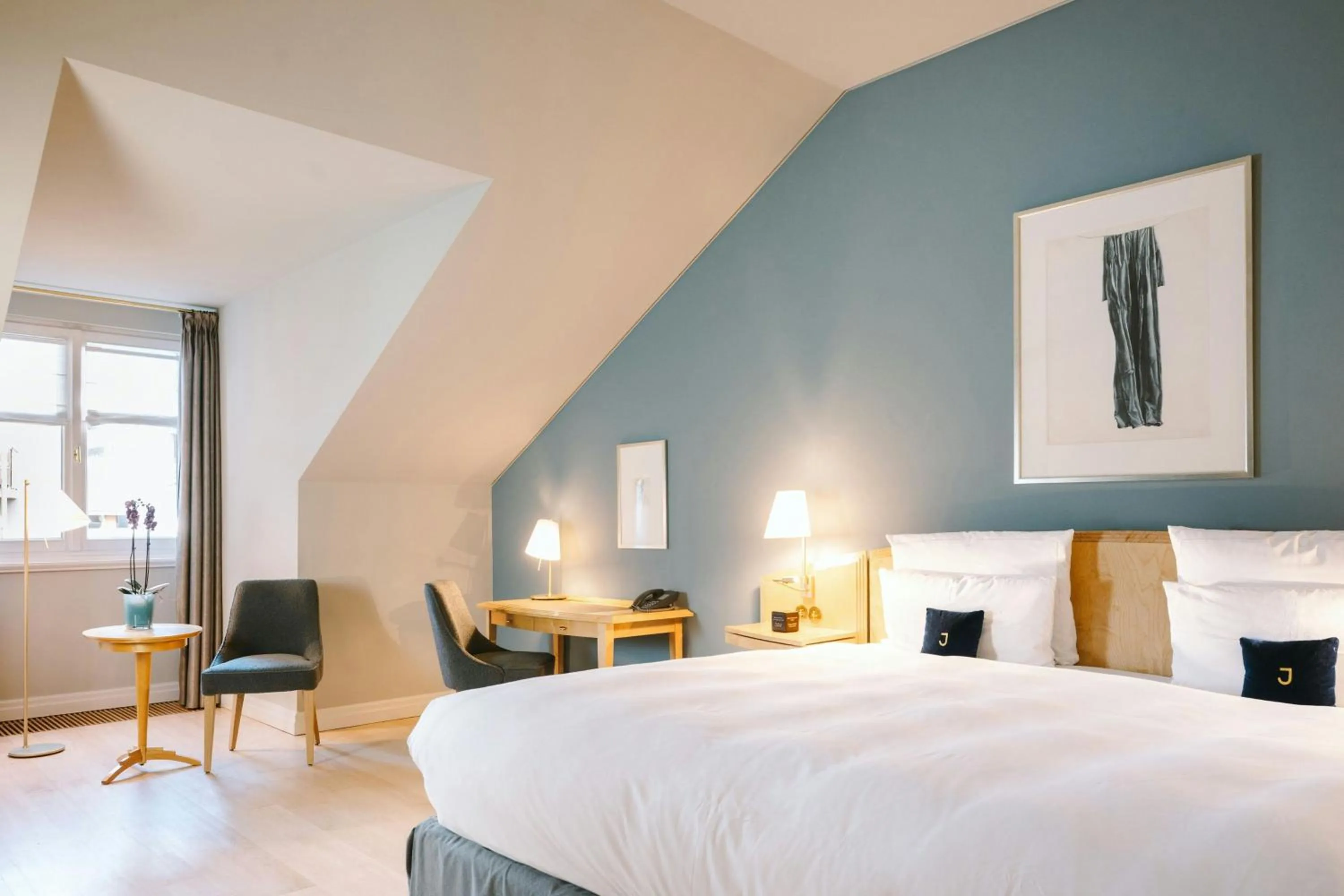 Photo of the whole room, Bed in Louis C Jacob, Hamburg, Autograph Collection