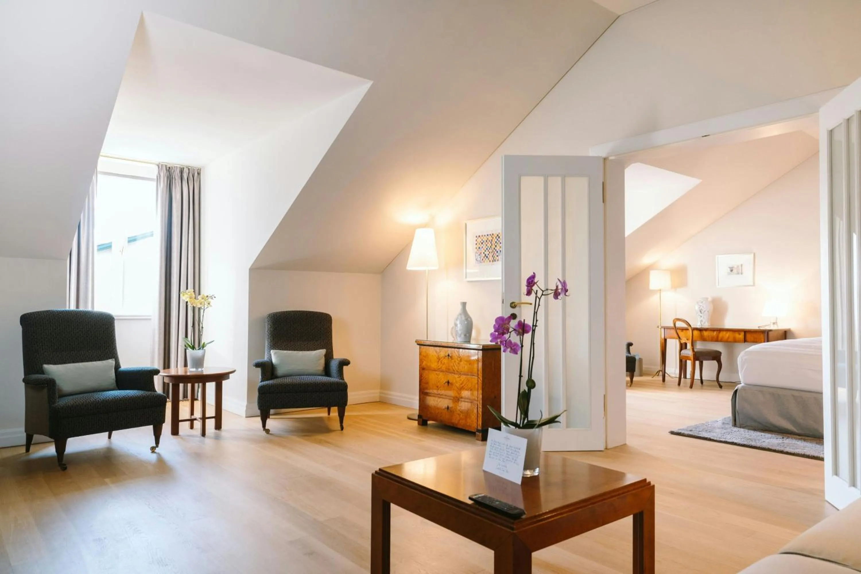 Photo of the whole room, Bed in Louis C Jacob, Hamburg, Autograph Collection