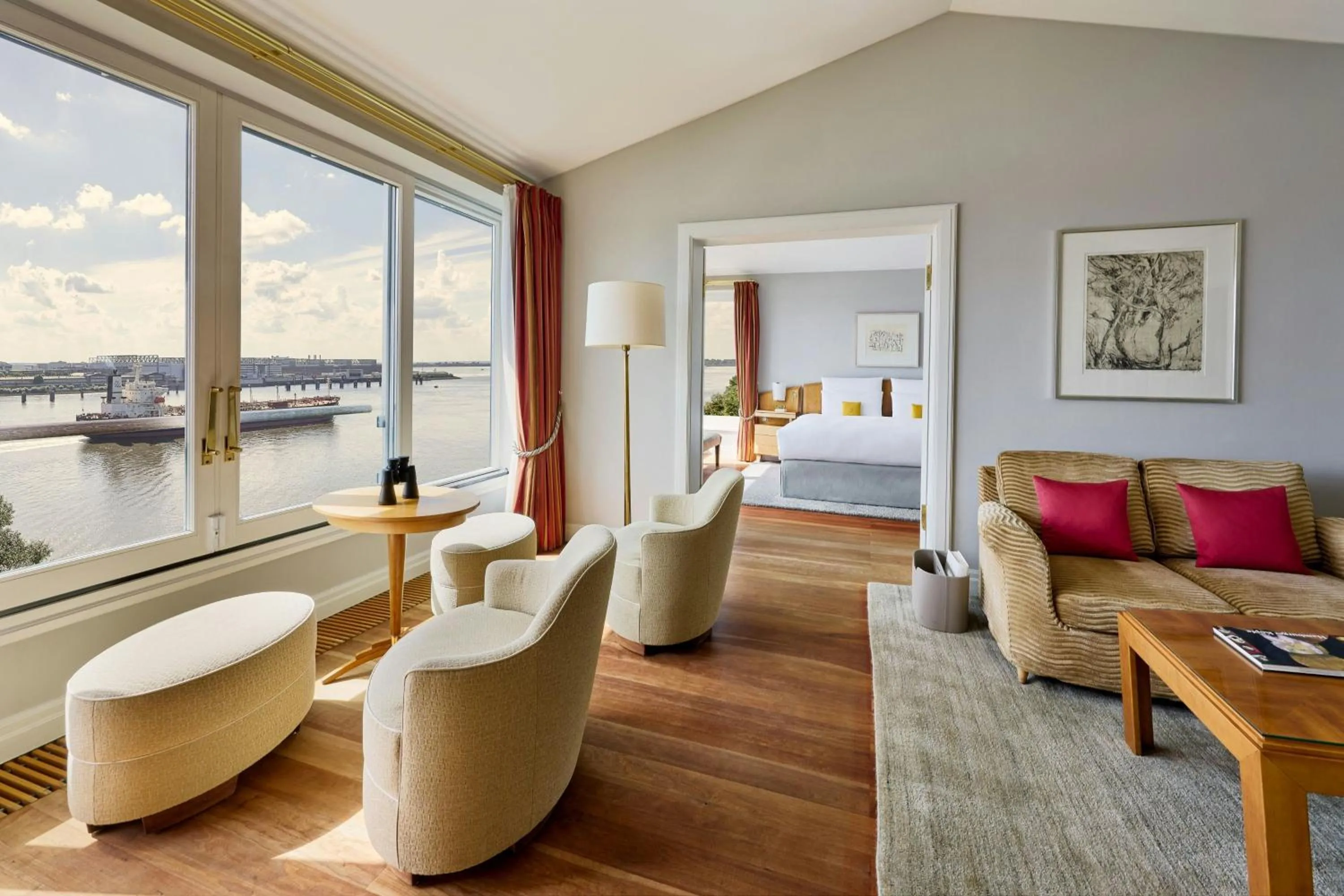 Photo of the whole room, Bed in Louis C Jacob, Hamburg, Autograph Collection