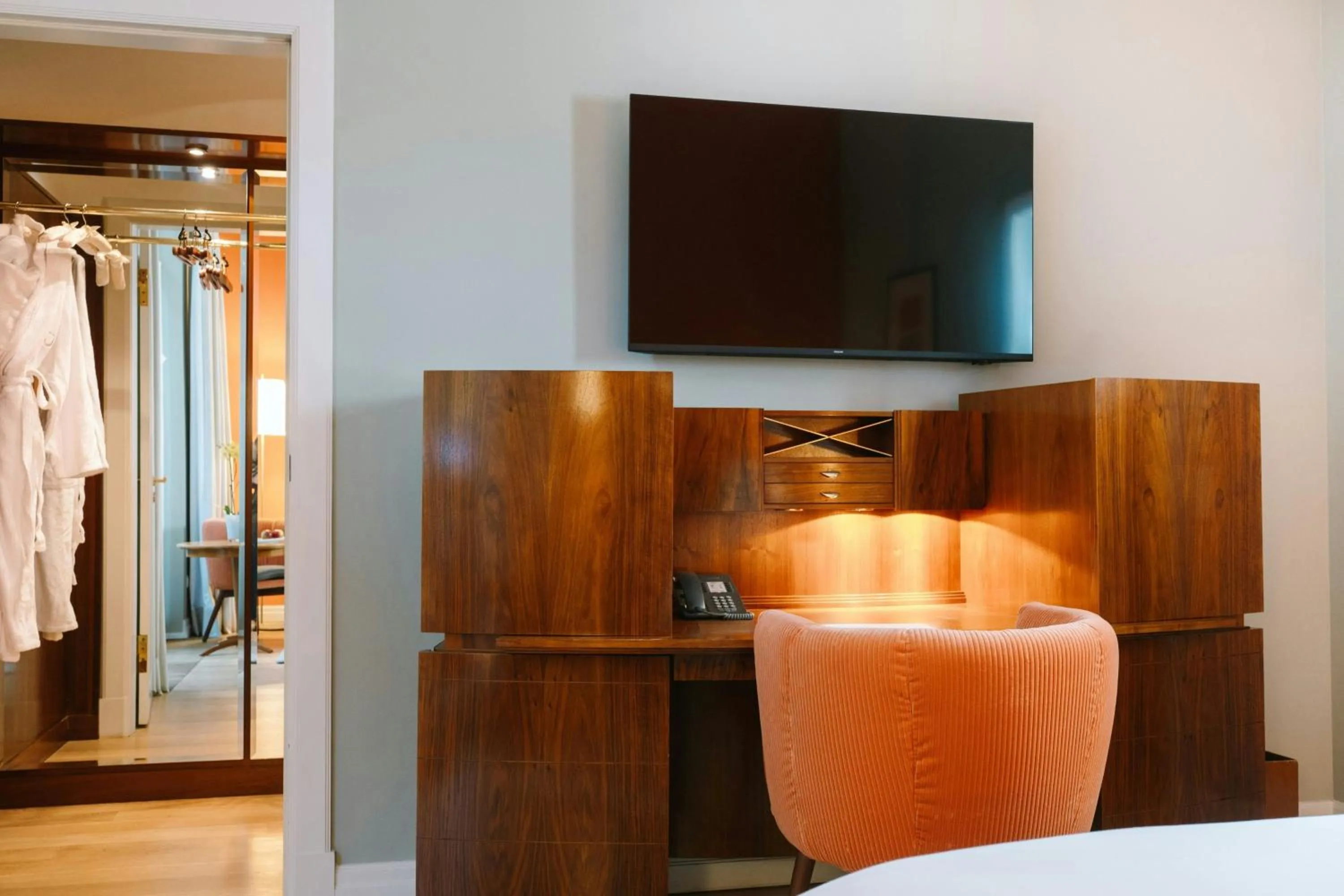 Photo of the whole room, Bed in Louis C Jacob, Hamburg, Autograph Collection