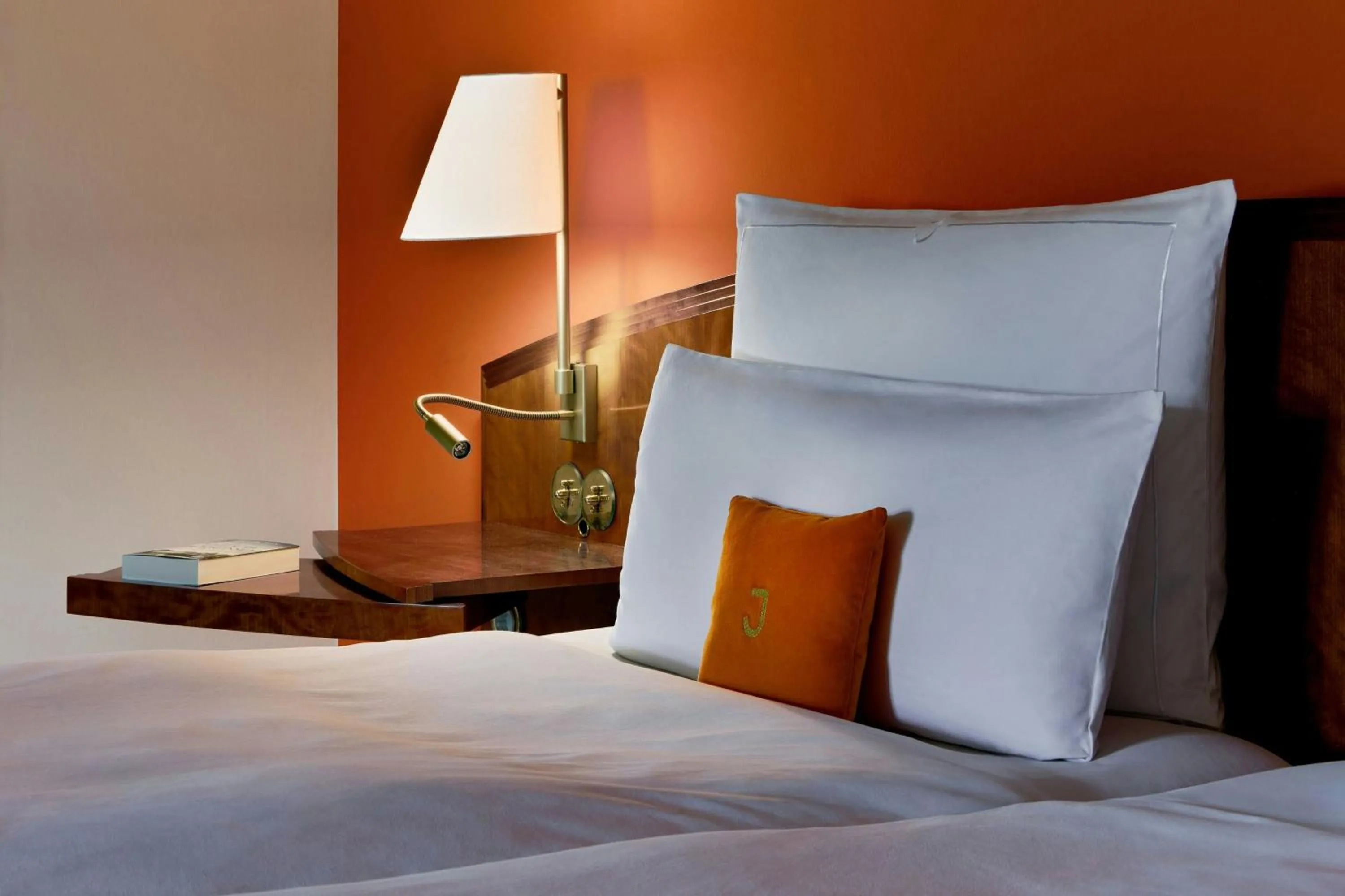 Photo of the whole room, Bed in Louis C Jacob, Hamburg, Autograph Collection