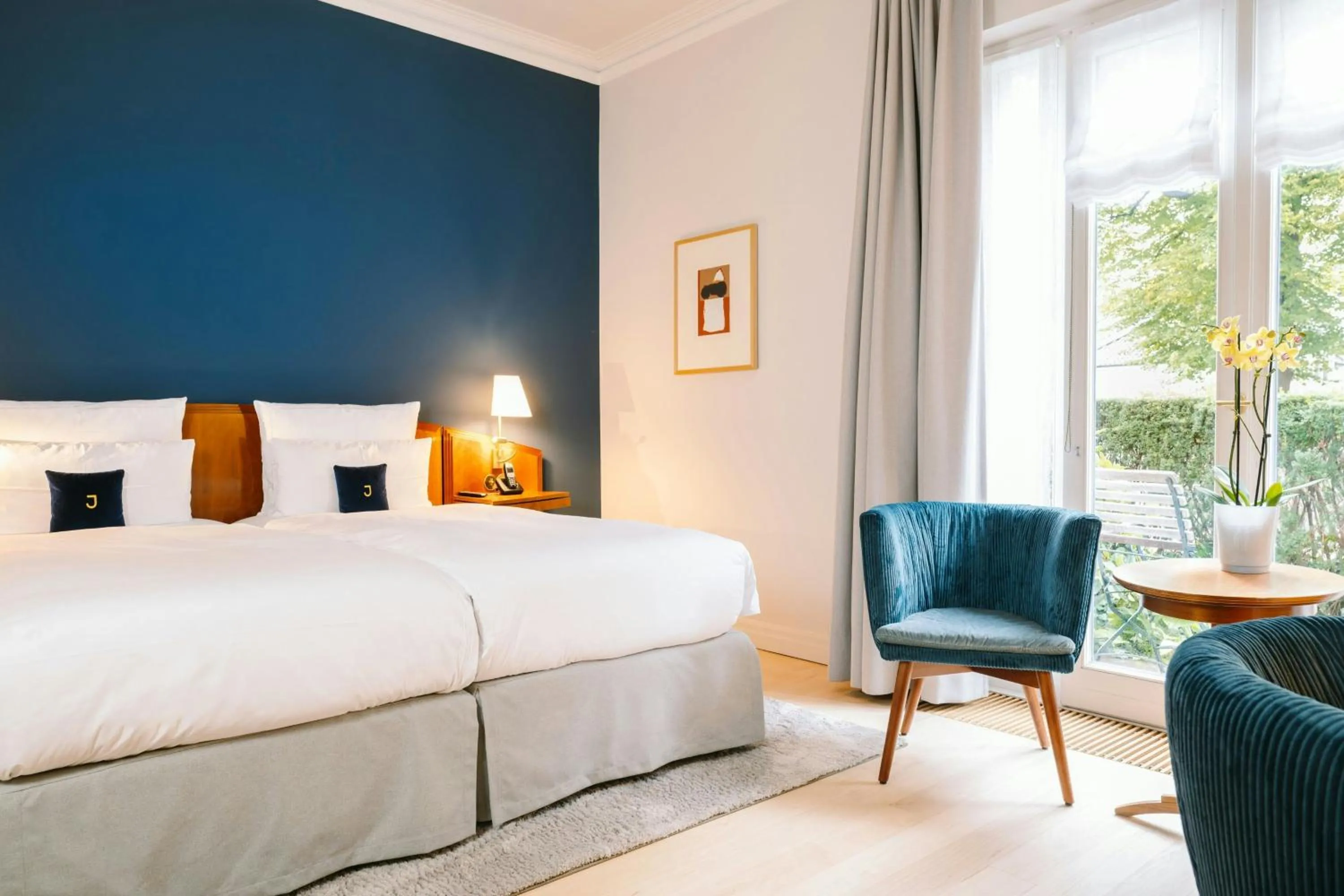 Photo of the whole room, Bed in Louis C Jacob, Hamburg, Autograph Collection