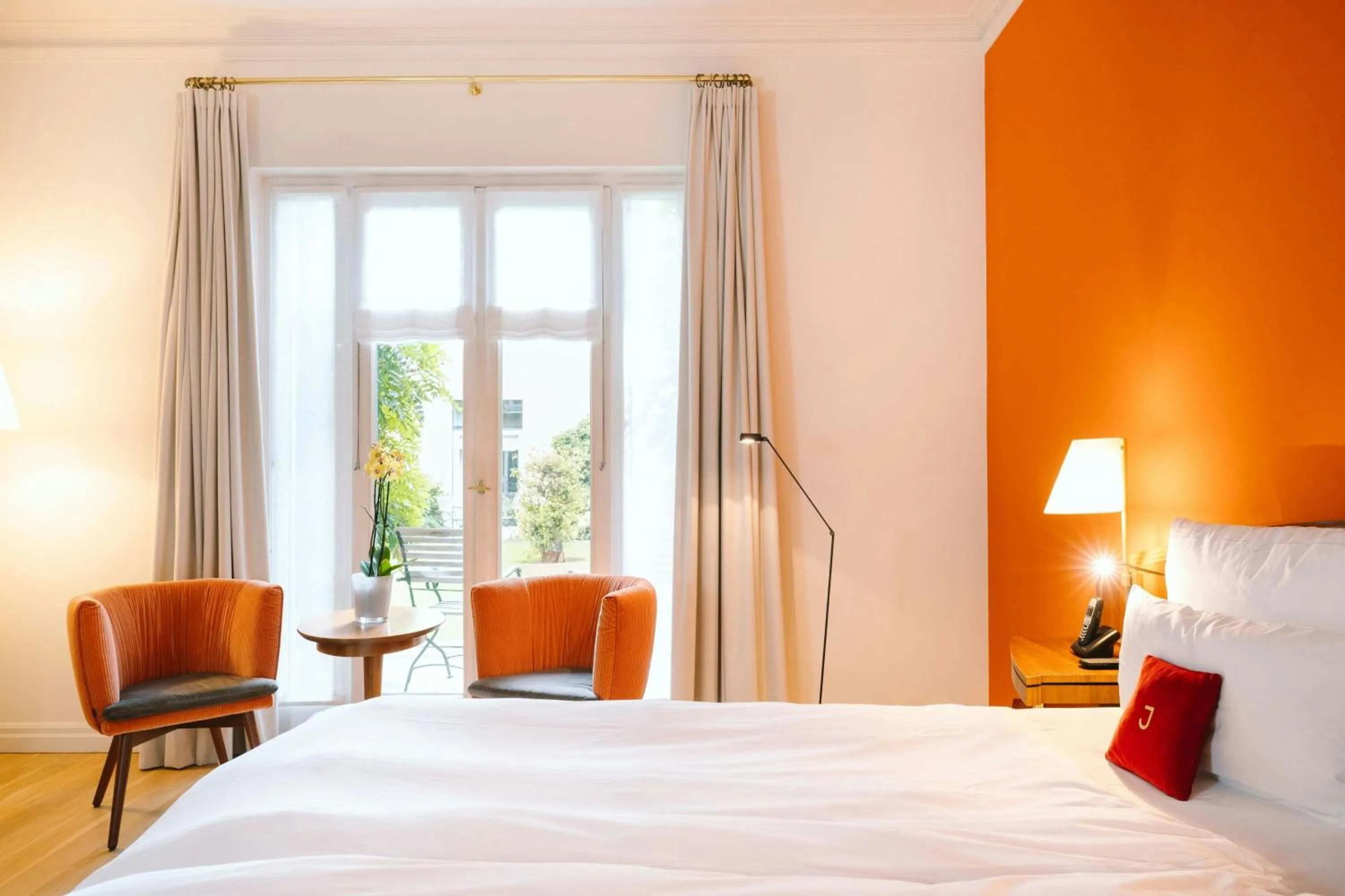 Photo of the whole room, Bed in Louis C Jacob, Hamburg, Autograph Collection