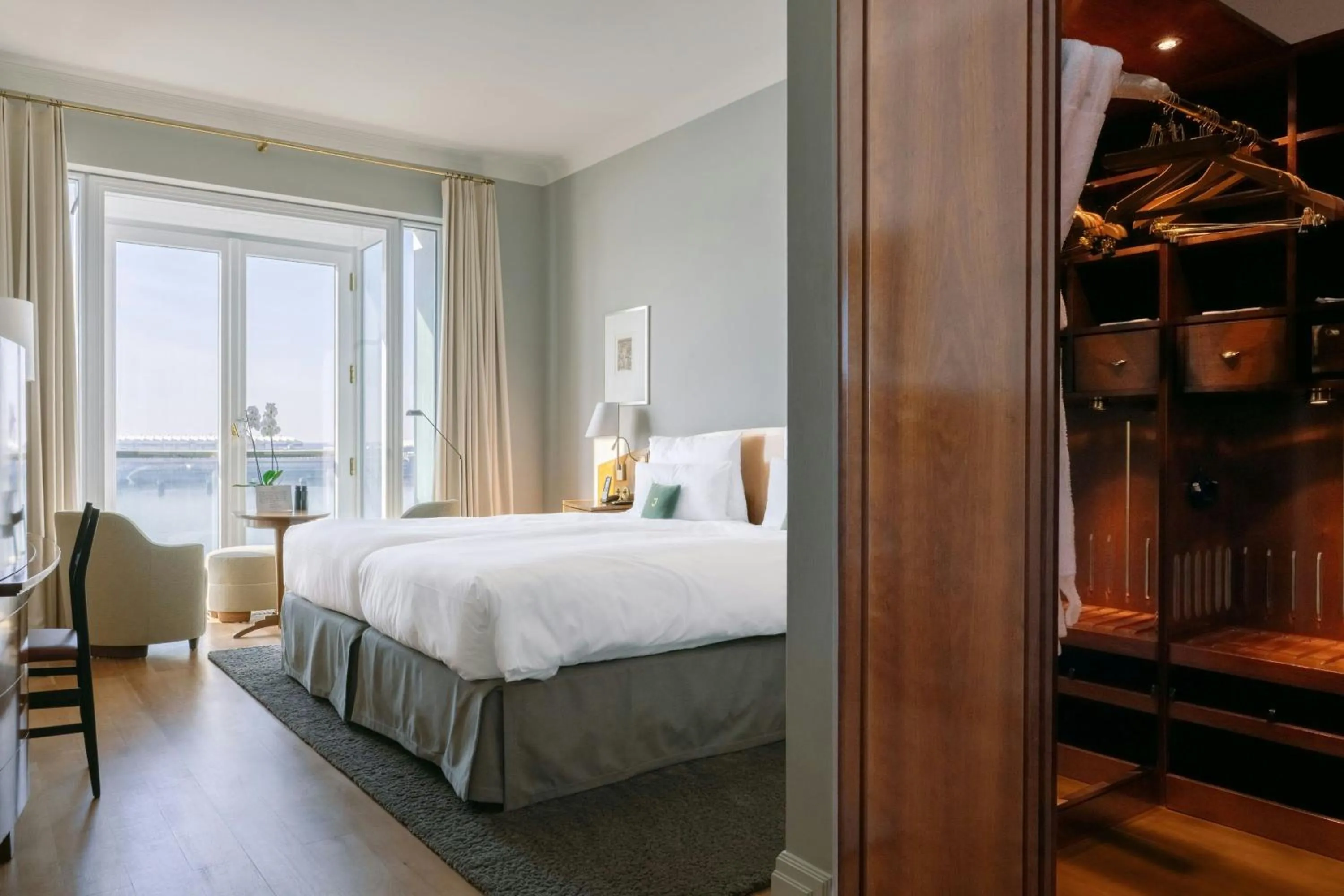 Photo of the whole room, Bed in Louis C Jacob, Hamburg, Autograph Collection