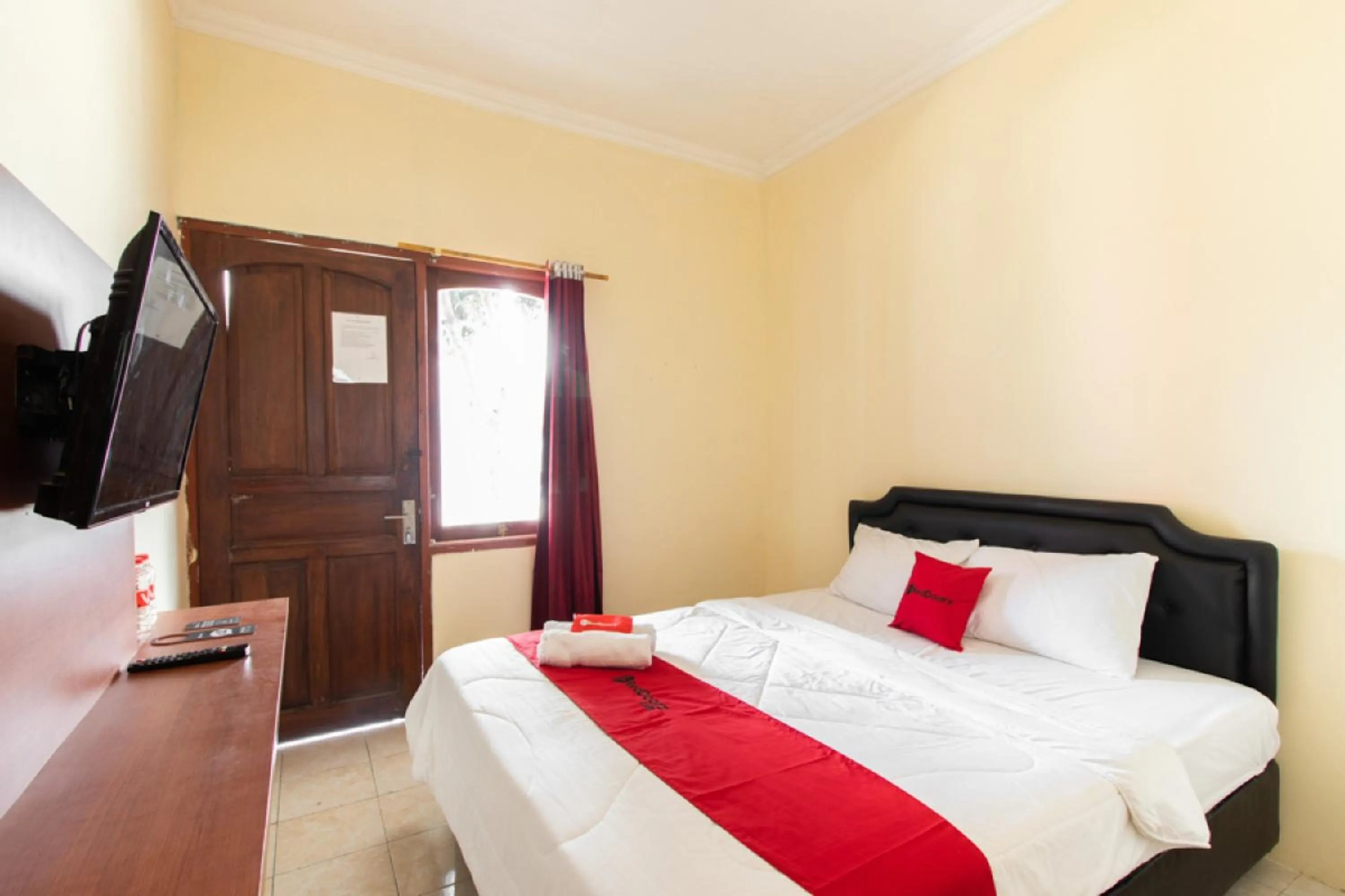 Bedroom, Bed in RedDoorz @ Raya Janti Yogyakarta