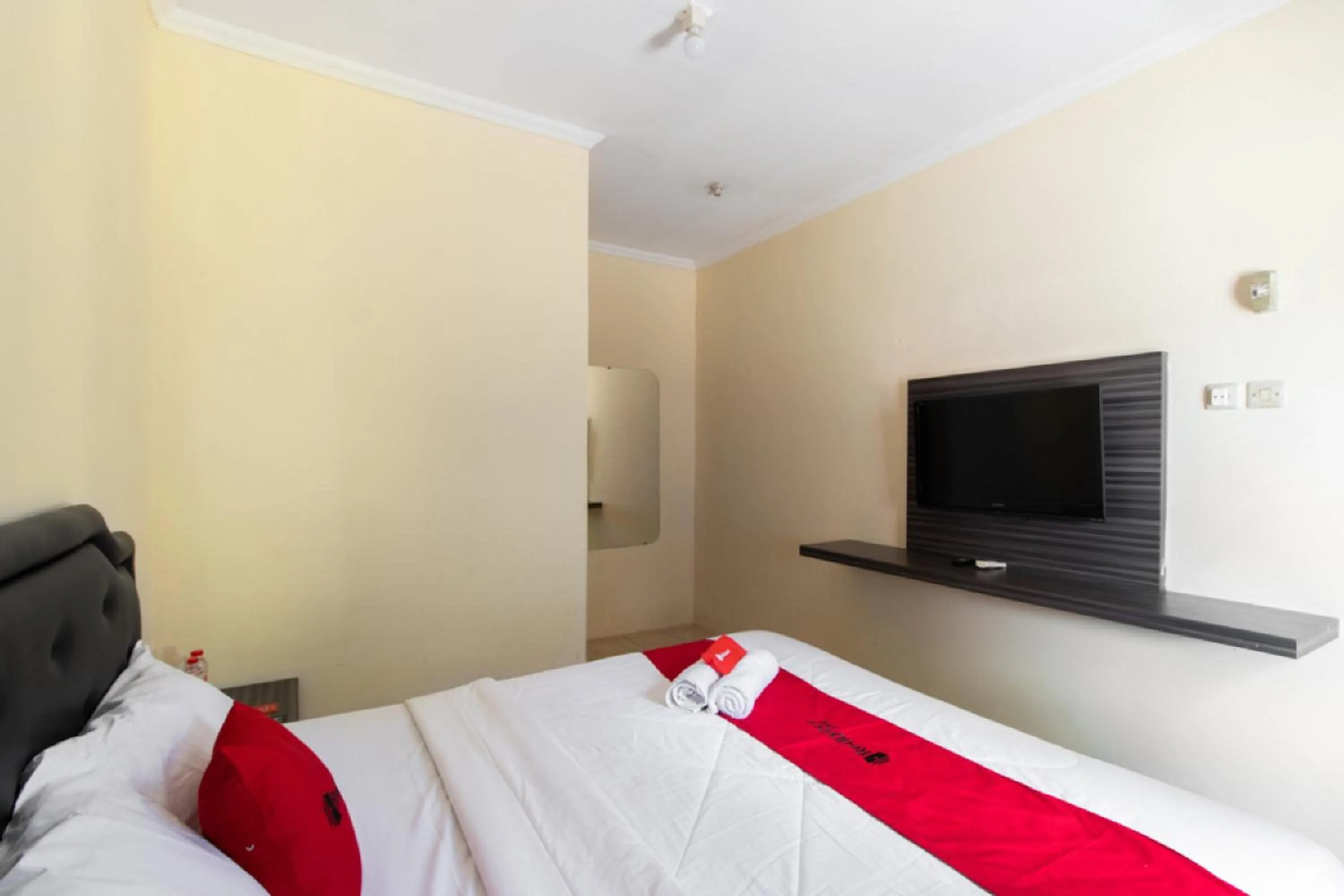 Bedroom, Bed in RedDoorz @ Raya Janti Yogyakarta