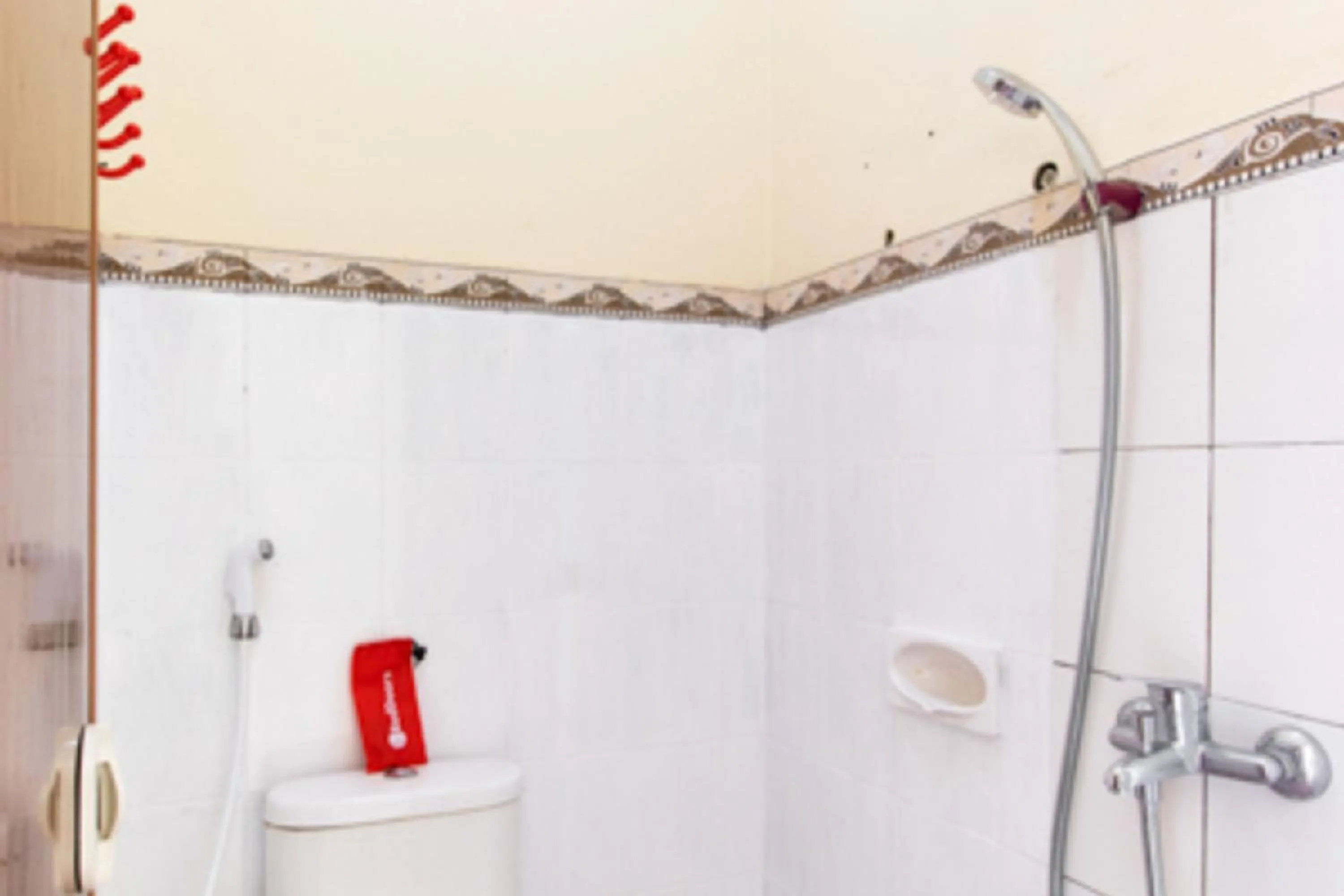 Bathroom in RedDoorz @ Raya Janti Yogyakarta