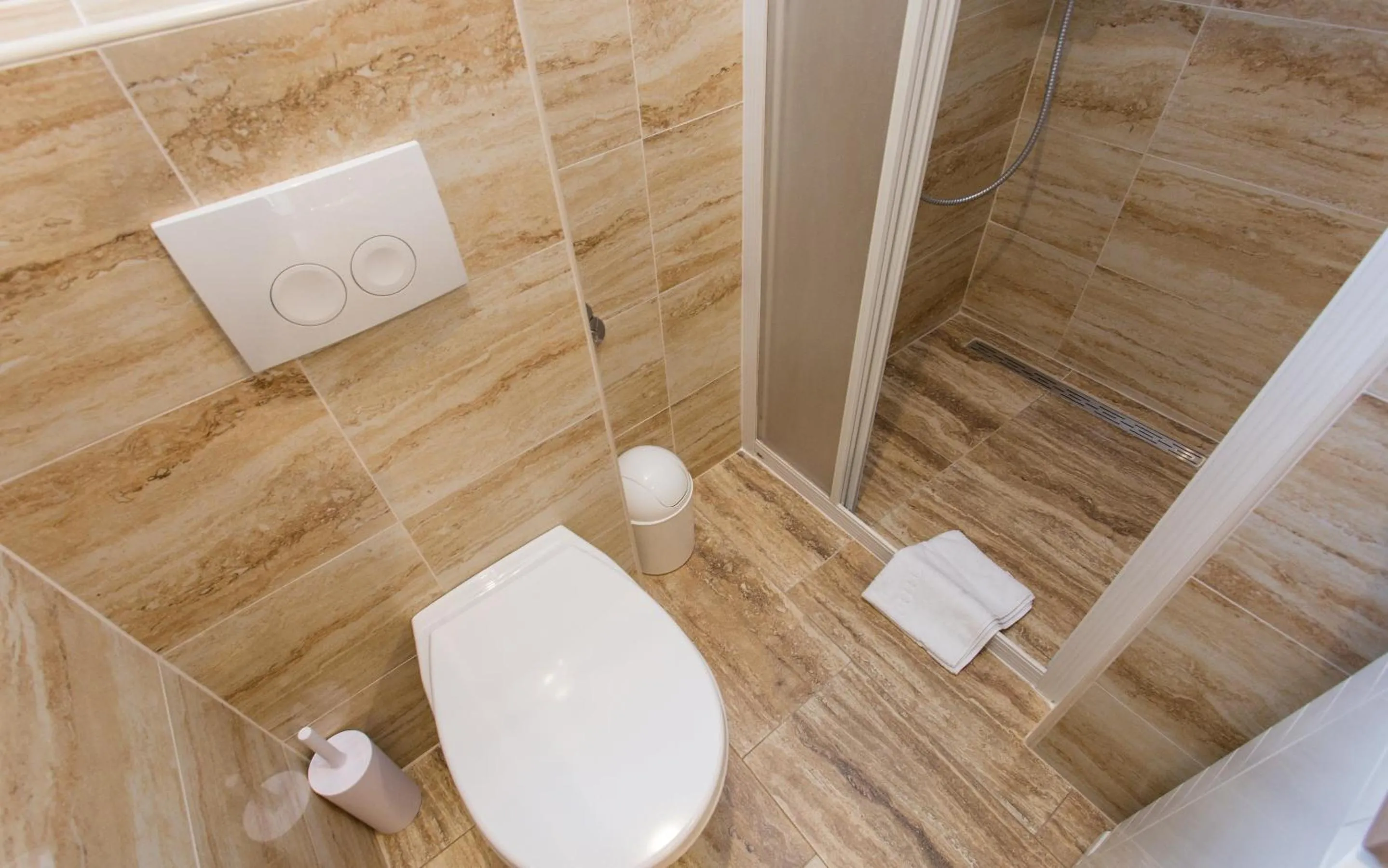 Toilet in Apartments Polonijo